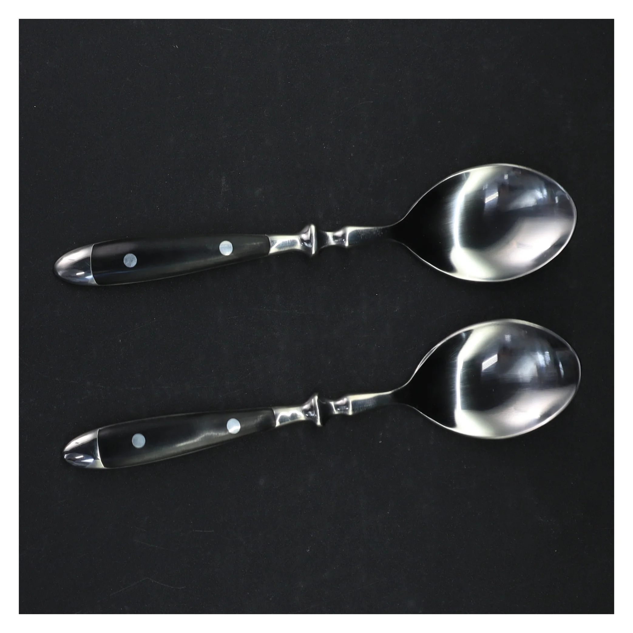 Sølvfarvede spiseskeer med sort skaft