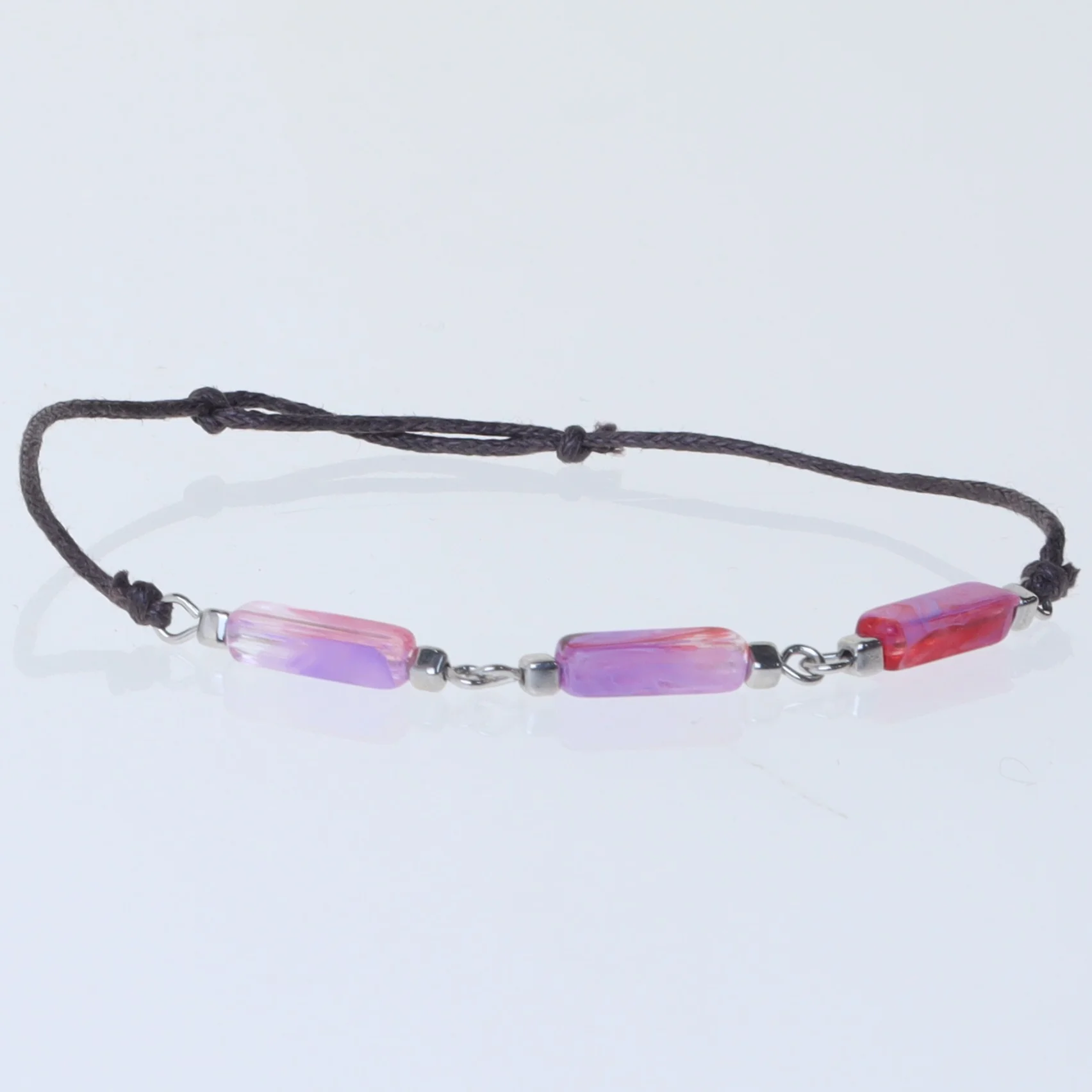 Armbånd med farvede perler (str. Ø 7,5 cm)