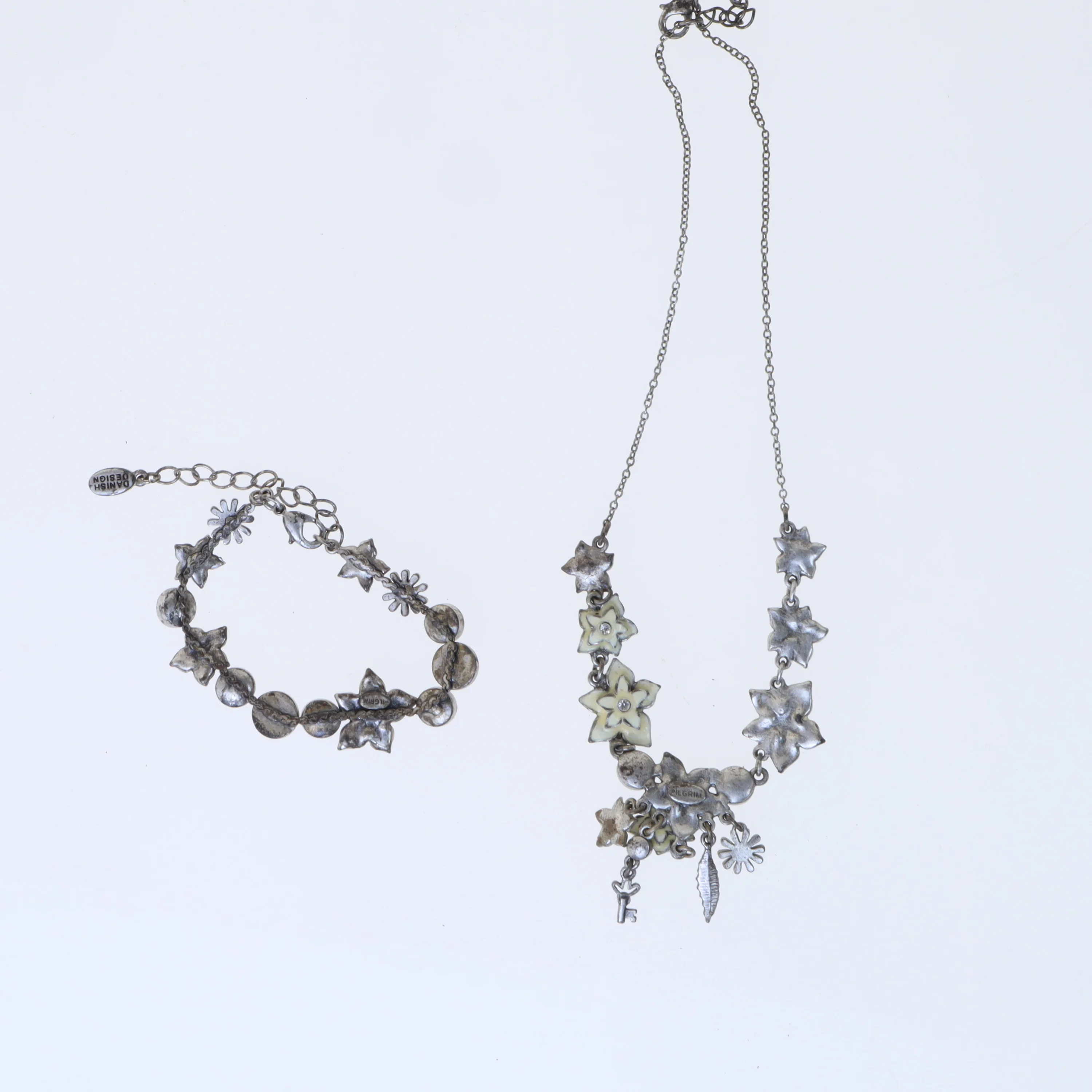 Sæt af halskæde og armbånd fra Pilgrim (str. 44,5x21,5 cm)