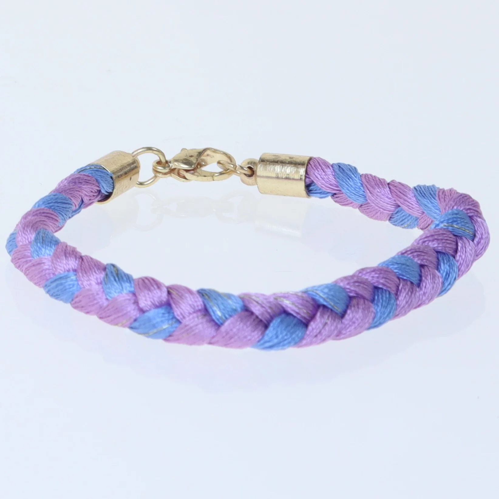 Flettet armbånd i lilla og blå (str. 19 cm)