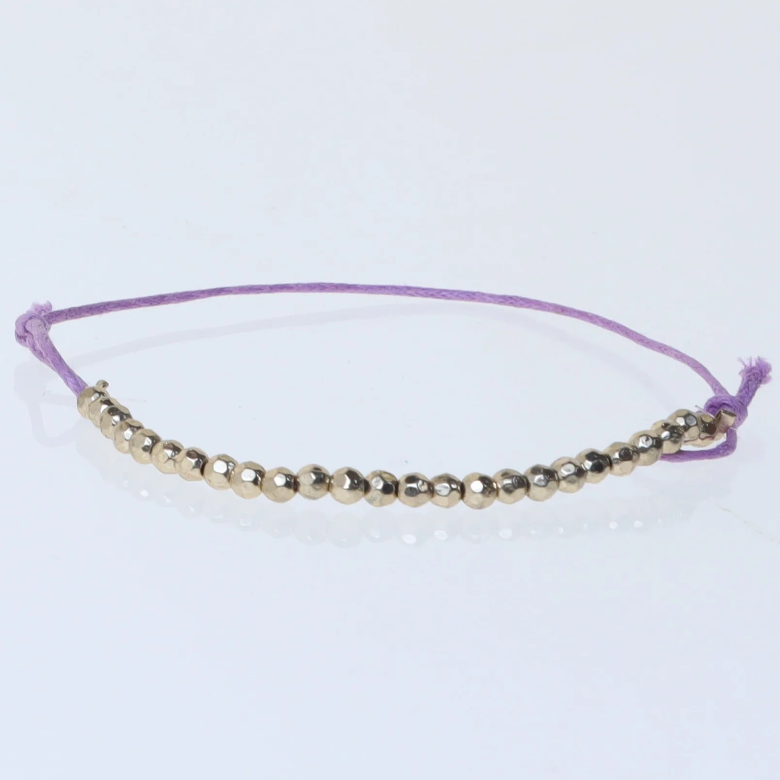 Perlearmbånd med lilla snor (str. Ø 6,5 cm)