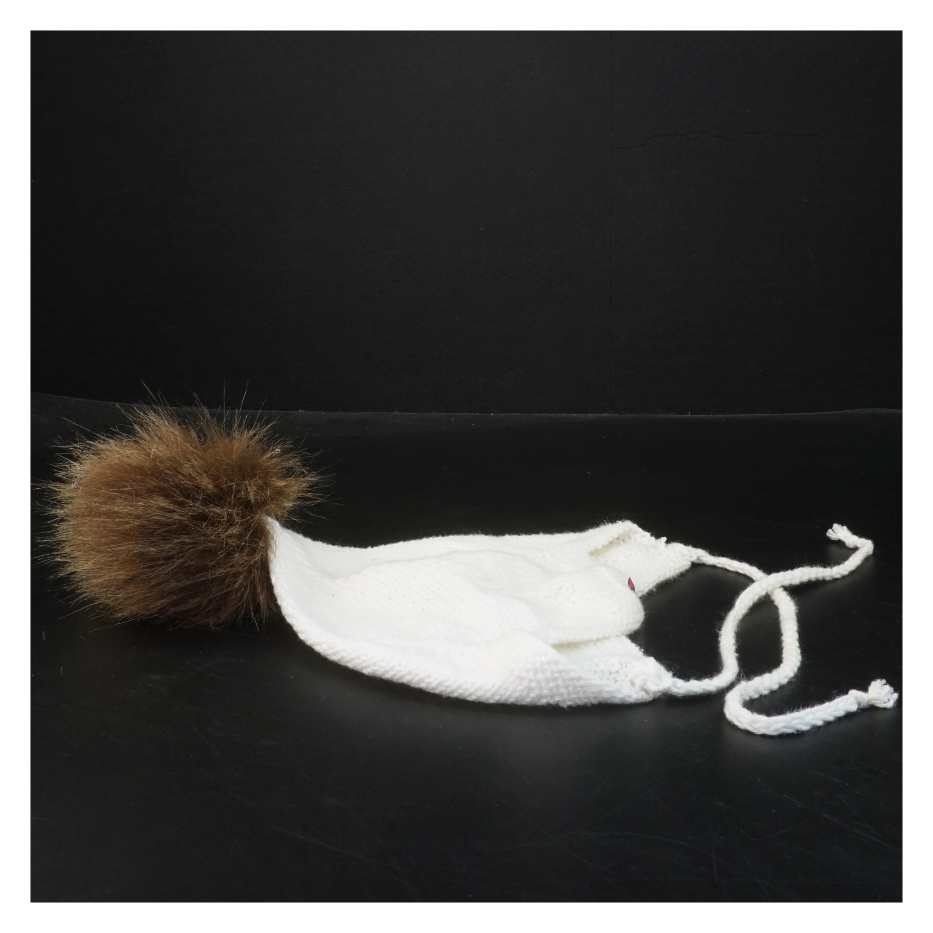 Djævle hue Hvid strikket hue med kvast (str 6 mdr)