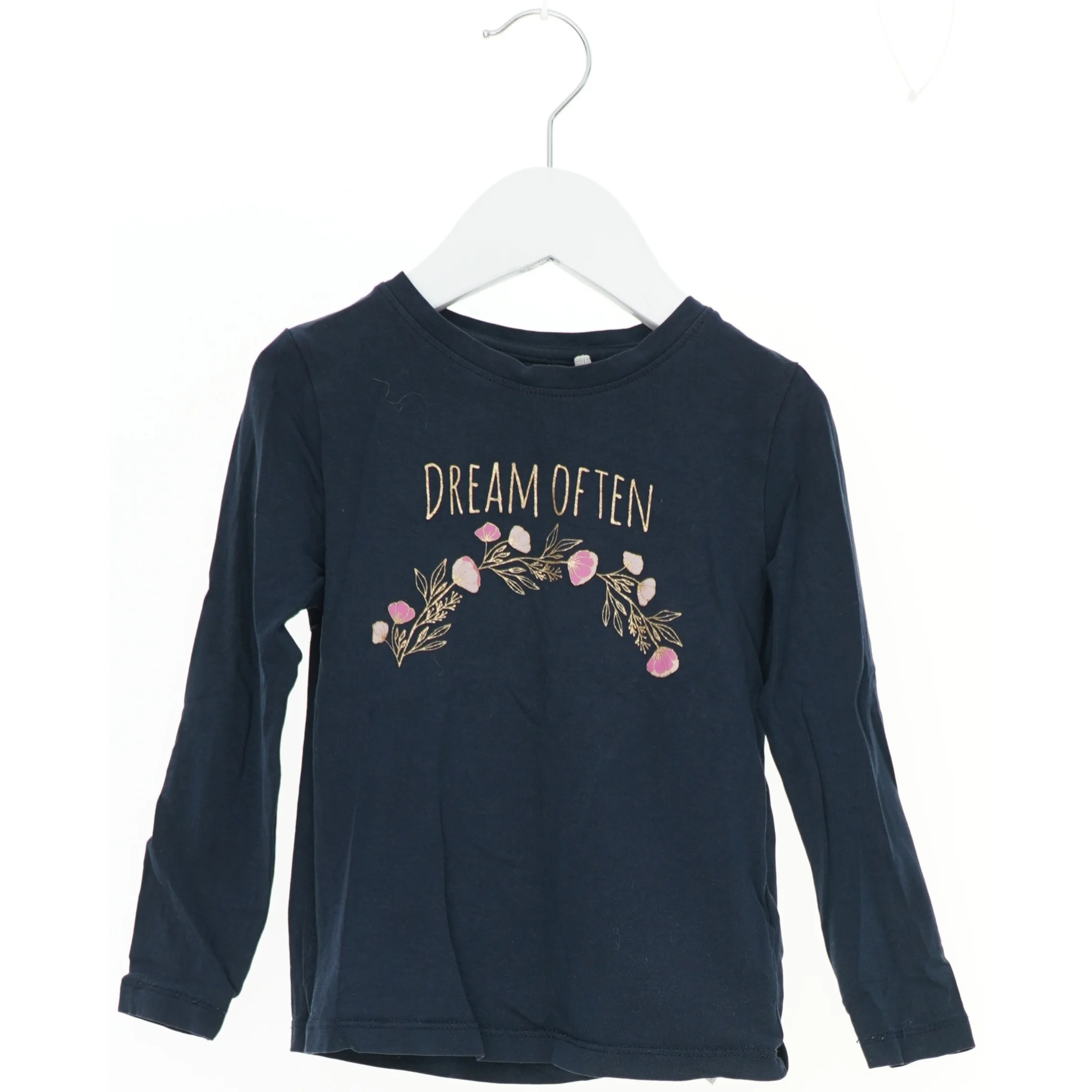 Langærmet bluse med teksten 'Dream Often' fra Name It (str. 104)