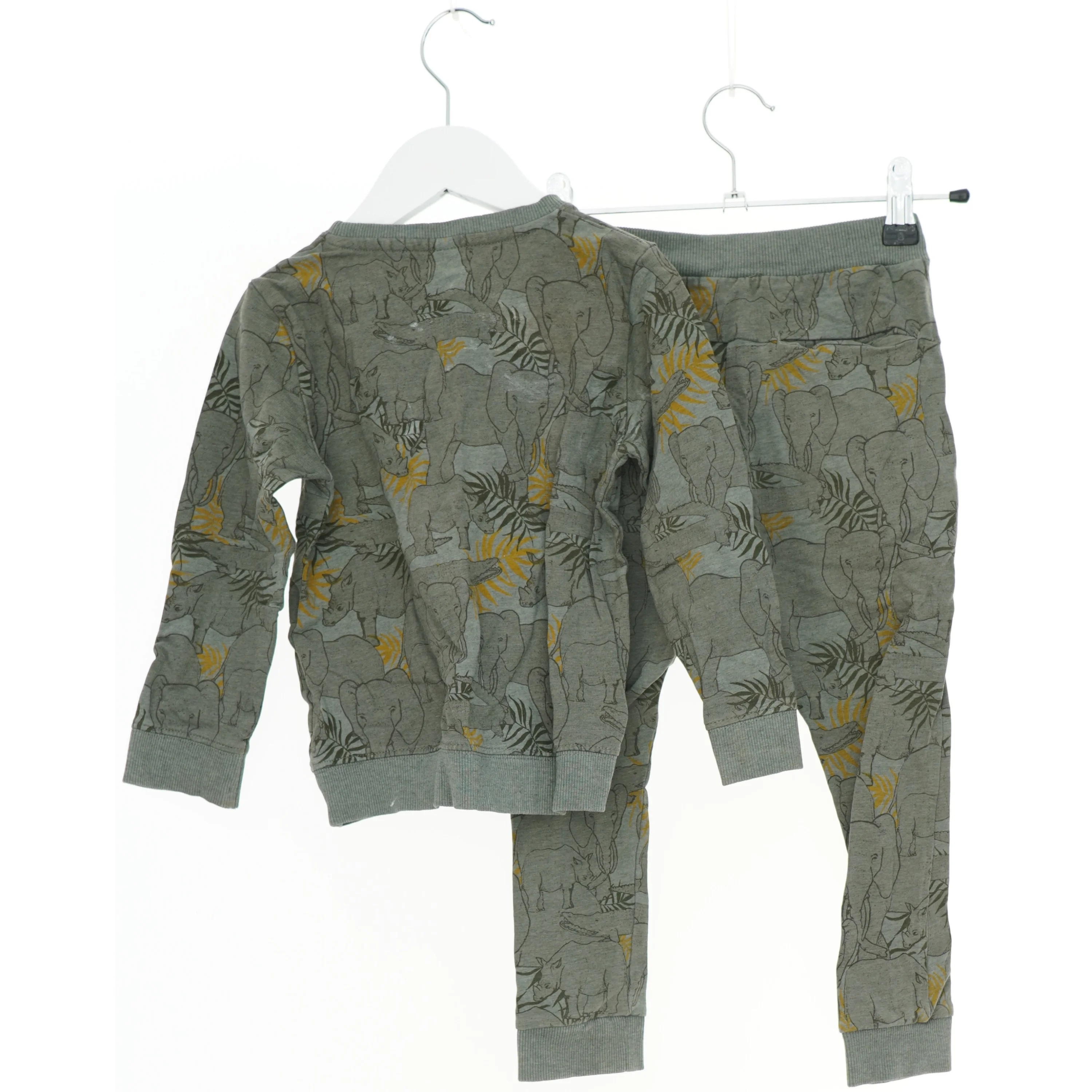 Børnesæt med elefantmønster fra Name It (str. 98)