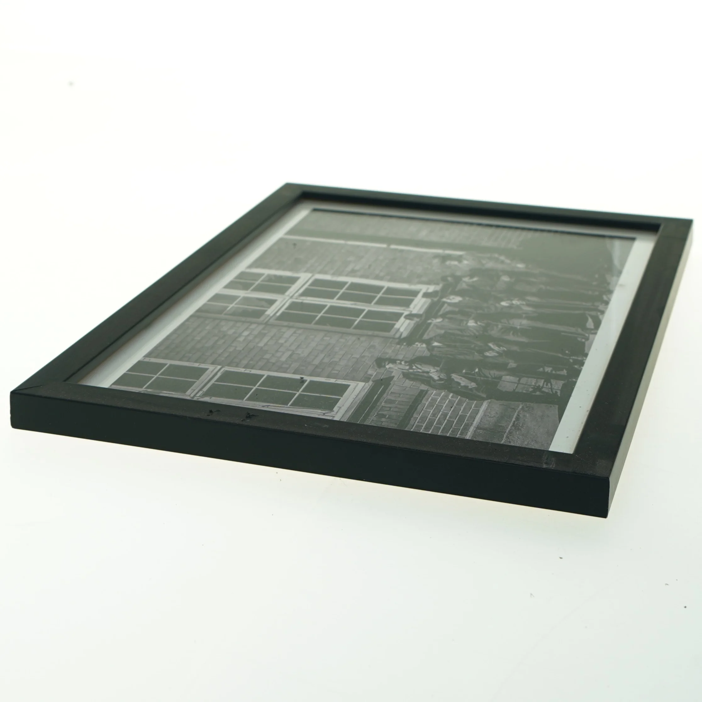 Sort billedramme med sort-hvid fotografi fra Nielsen (str. 2x29,7 cm)