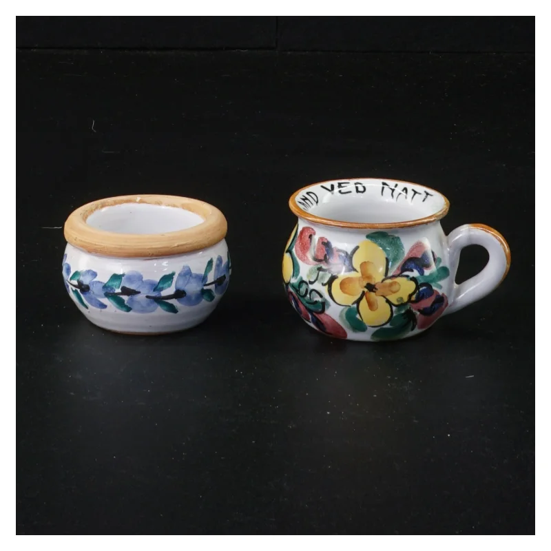 Håndmalede keramikkrus og sukkerskål (str. 5 x 3 cm)
