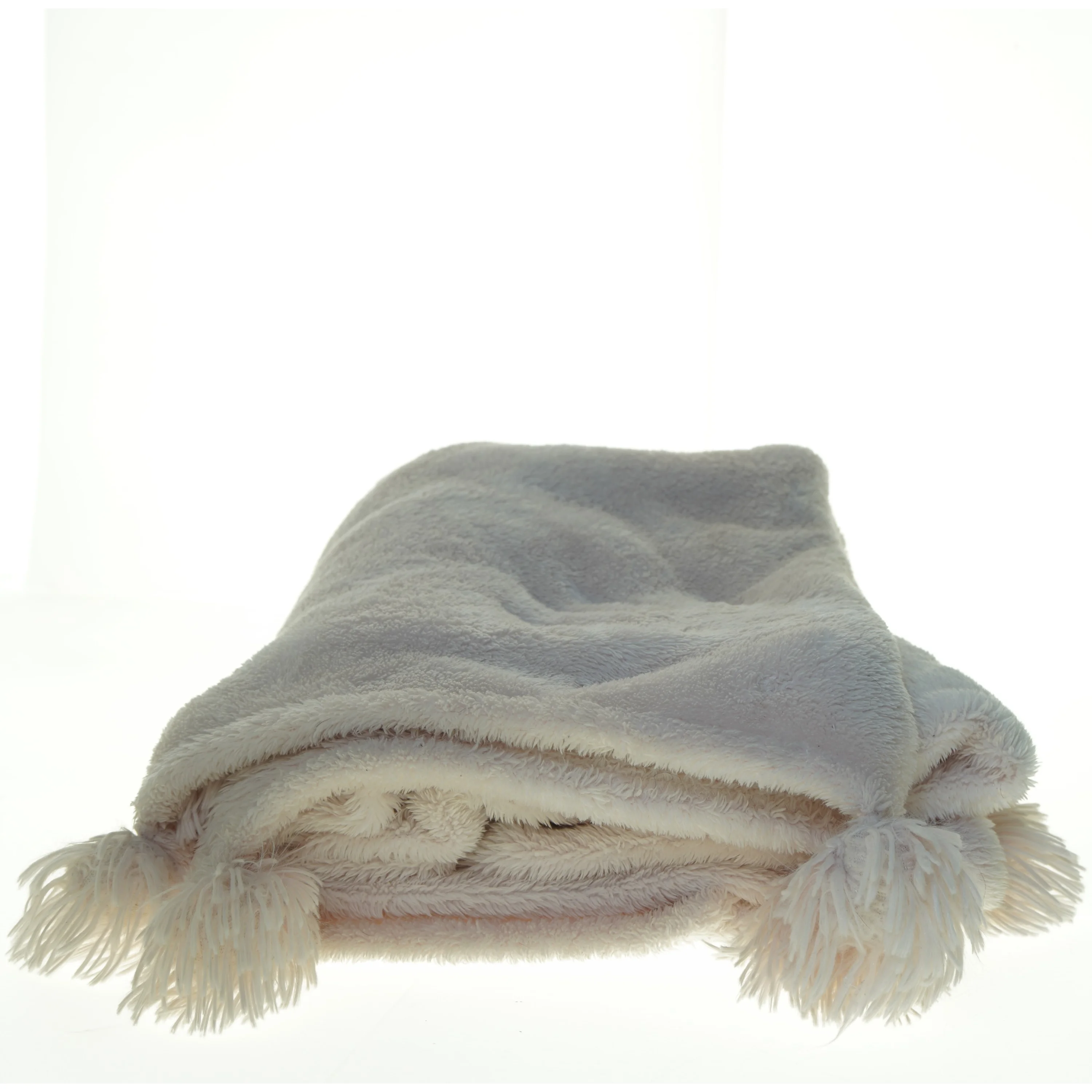 Hvidt tæppe med kvaster (str. 128 x 200 cm)