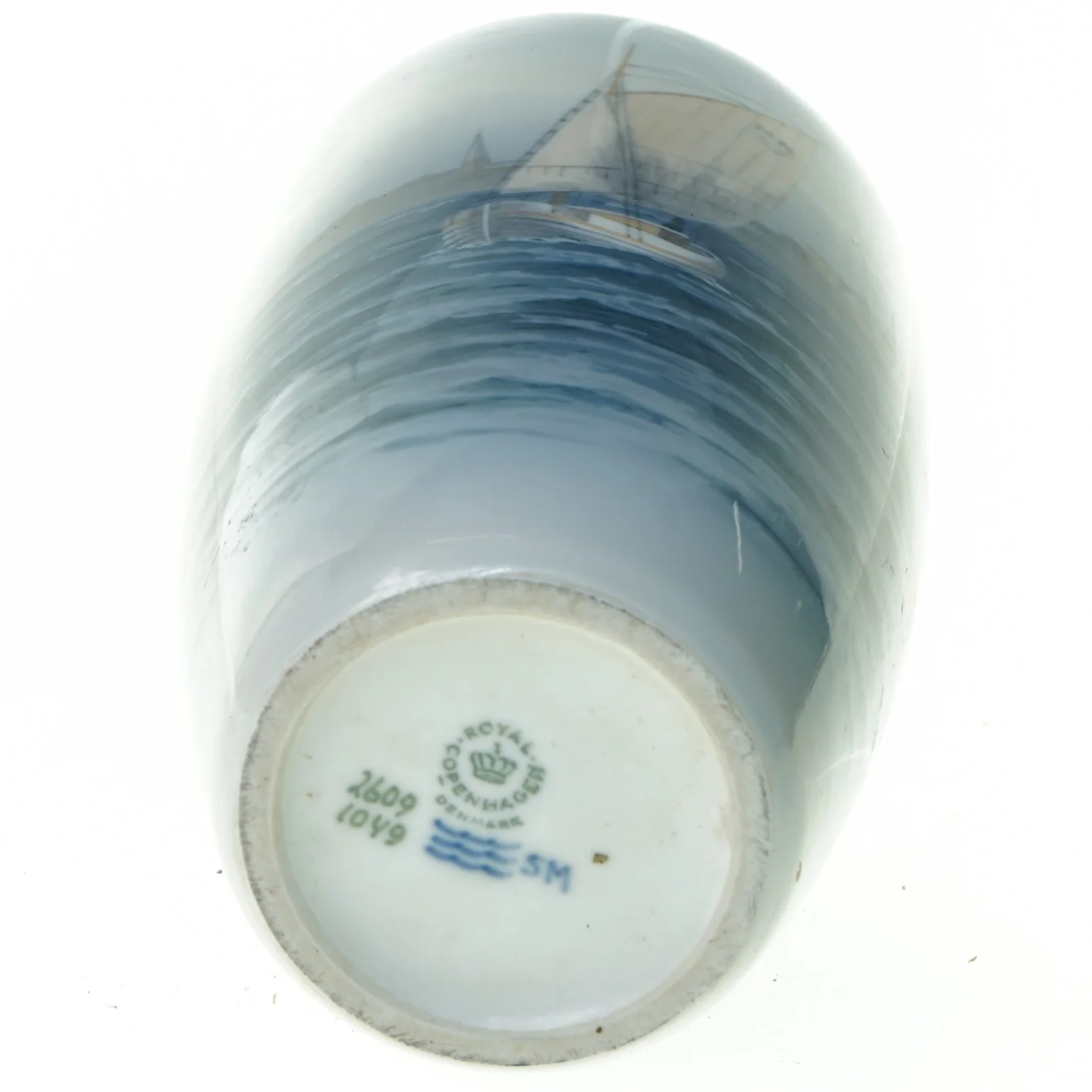 Vase med marine motiv og sejlbåd, Royal Copenhagen nr. 2609-1049 fra Royal Copenhagen (str. 23 x 12 cm)
