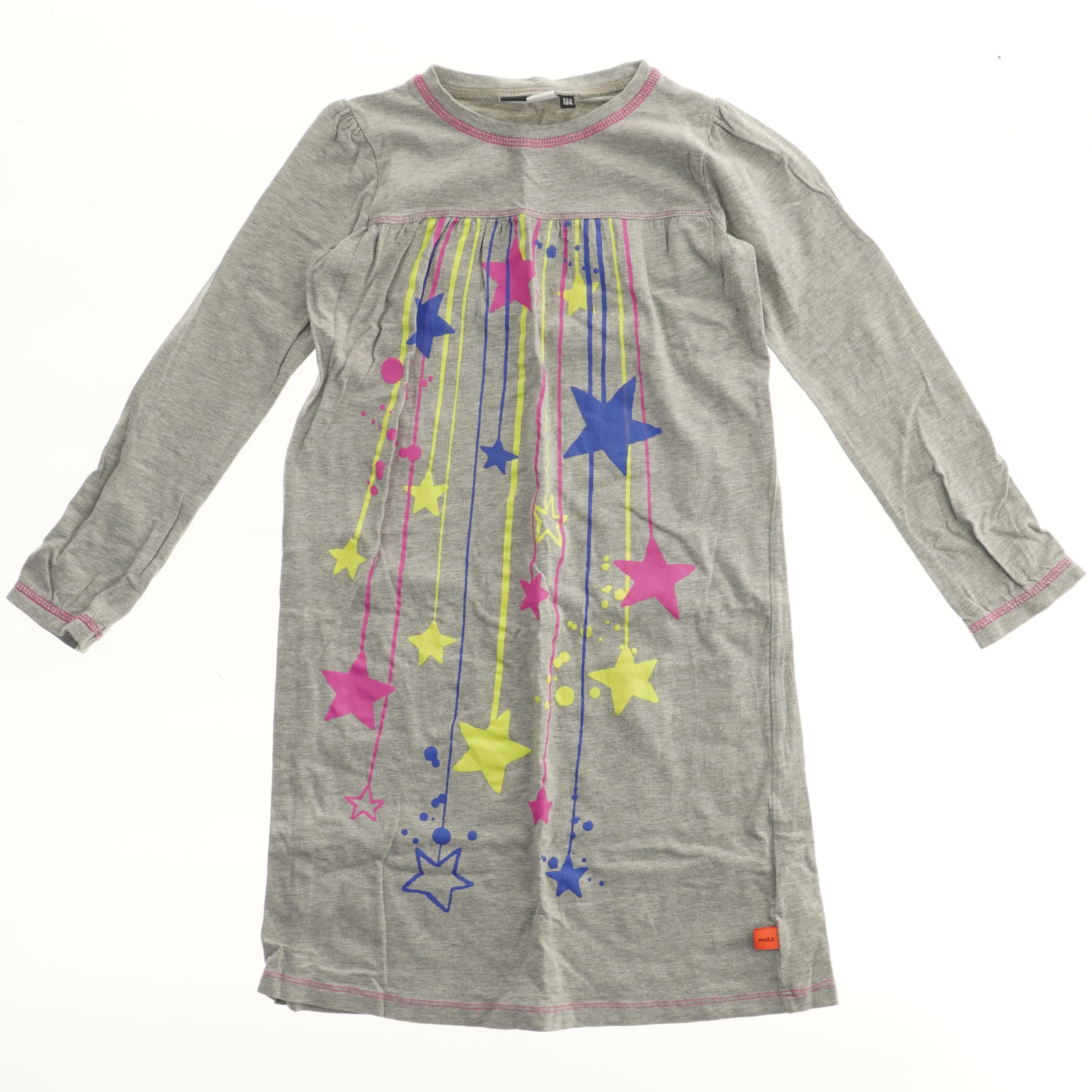 Langærmet kjole med stjernedesign fra Molo (str. 122)