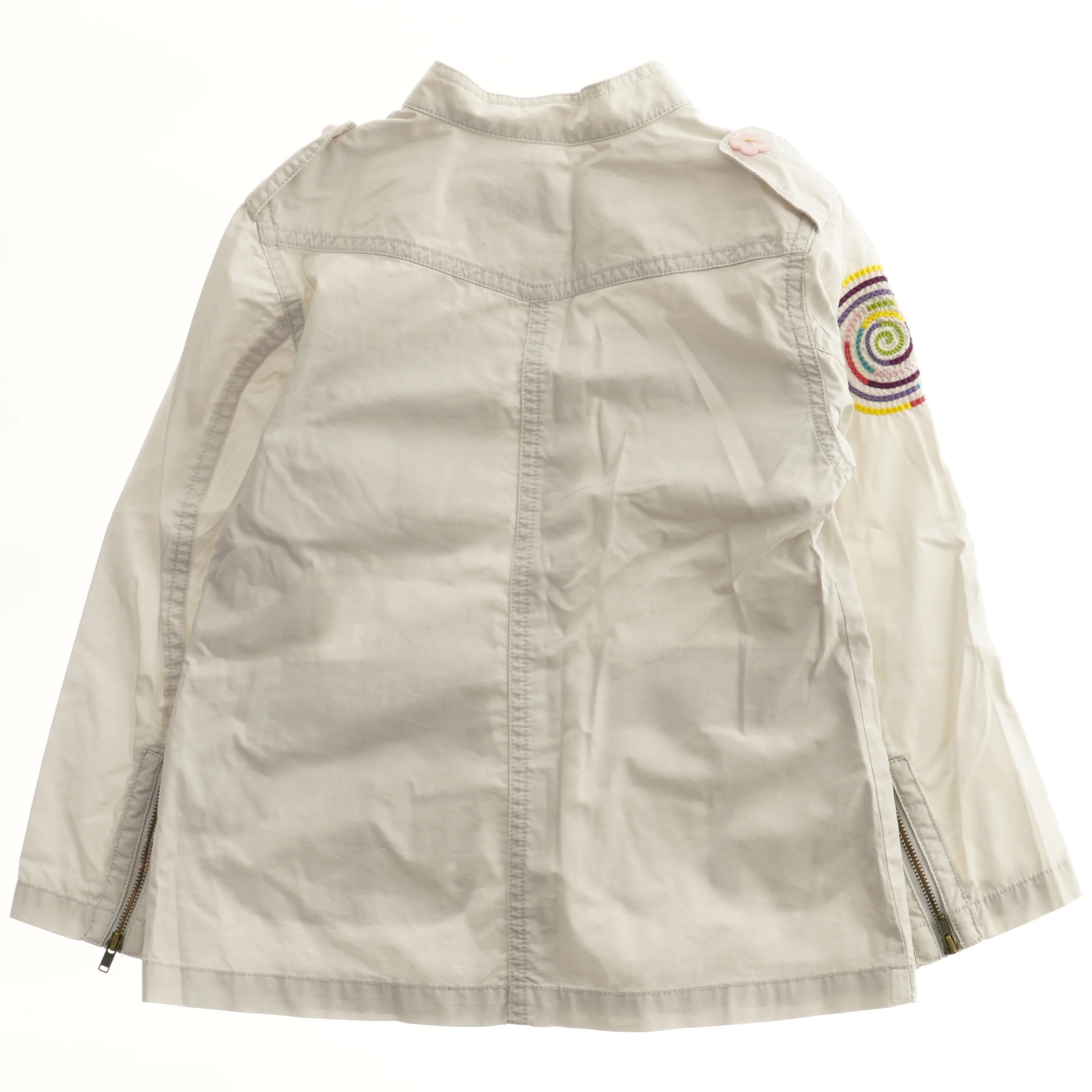 Jakke med farverige detaljer (str. 116)