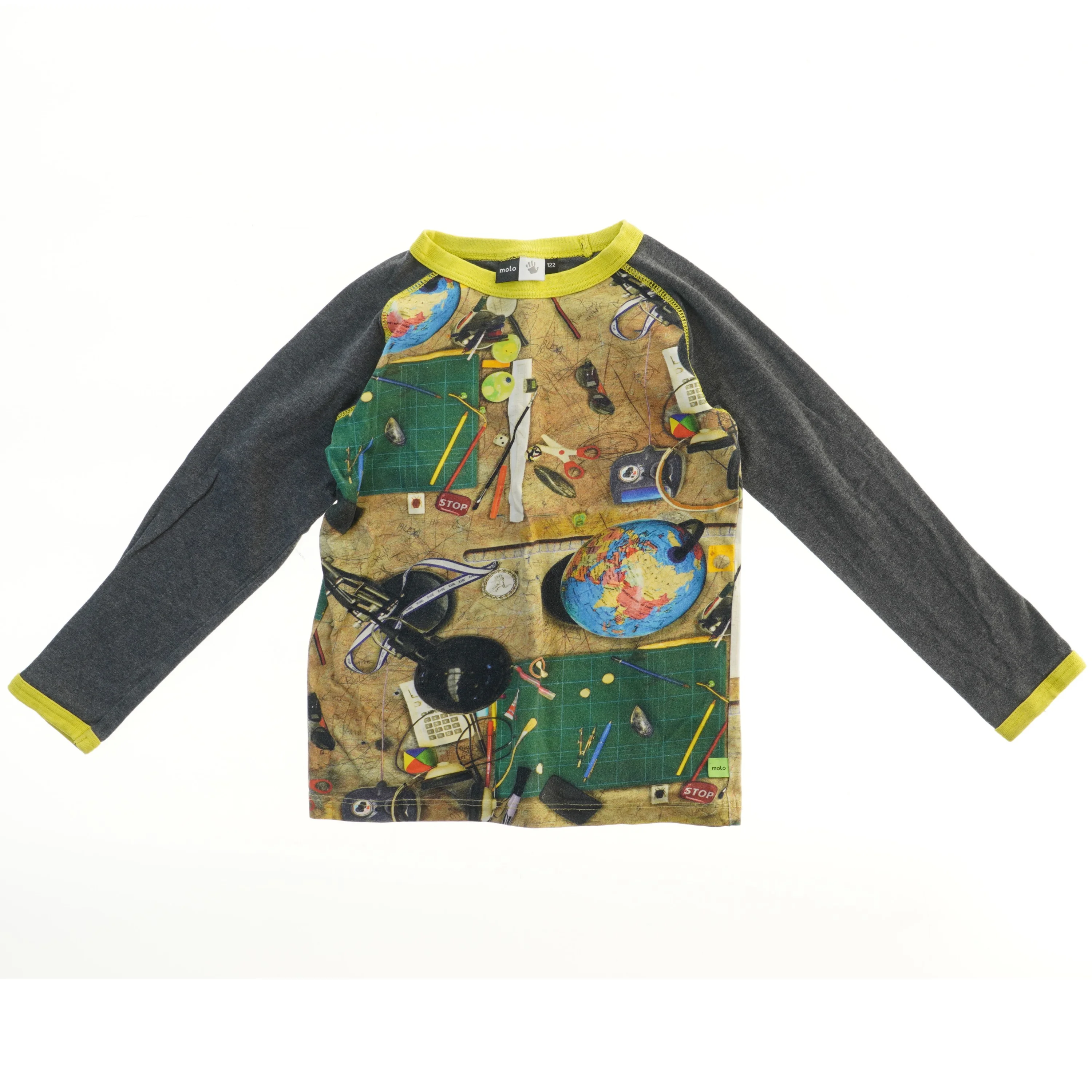 Langærmet bluse med verdenskort og skolerelateret motiv fra Molo (str. 122)