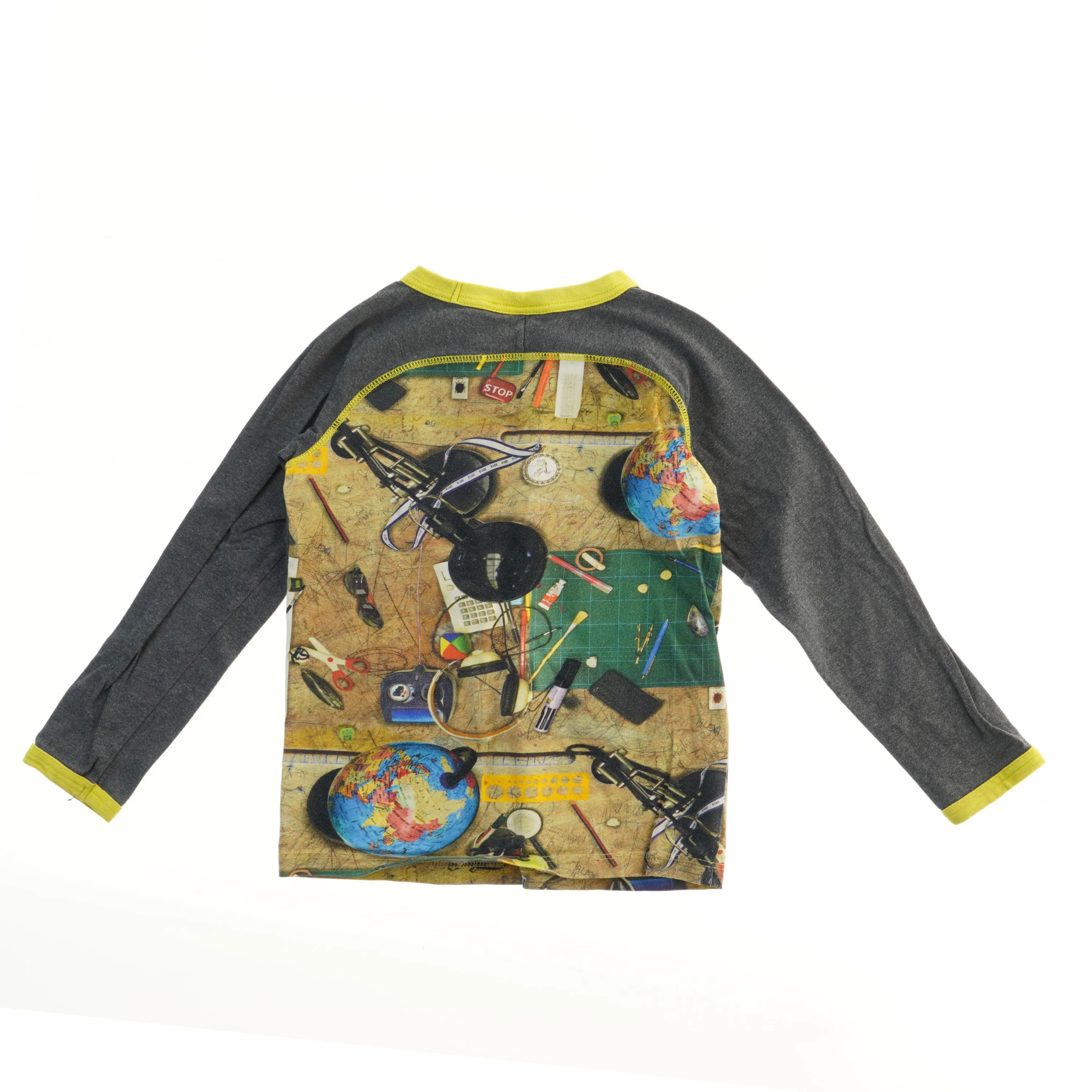 Langærmet bluse med verdenskort og skolerelateret motiv fra Molo (str. 122)