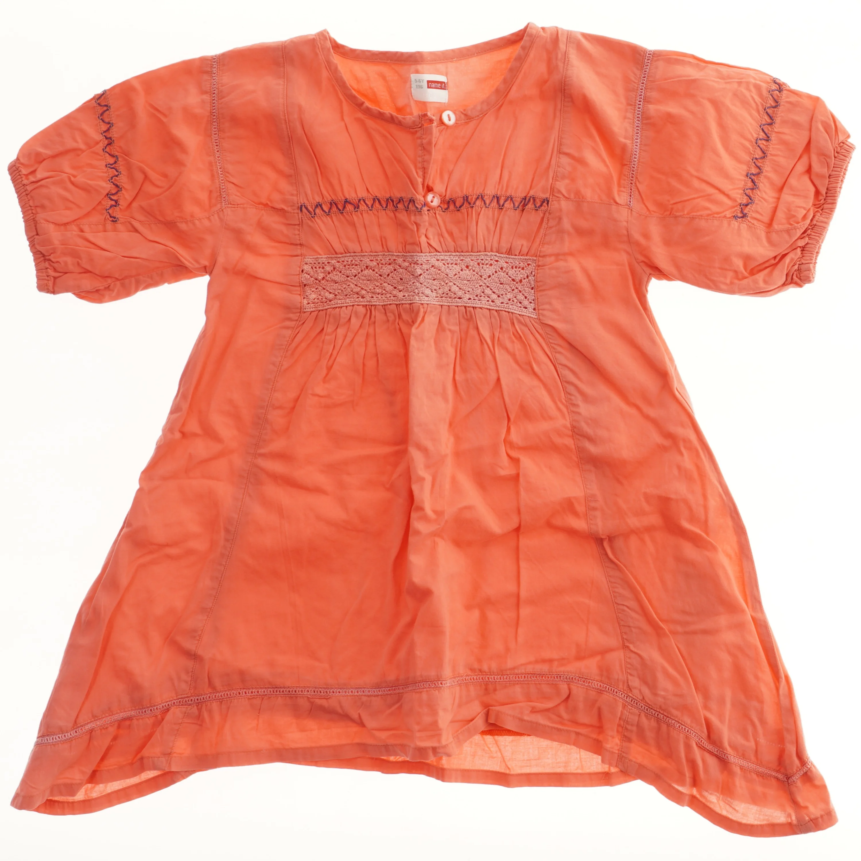 Børnekjole med broderi fra Name It (str. 116)