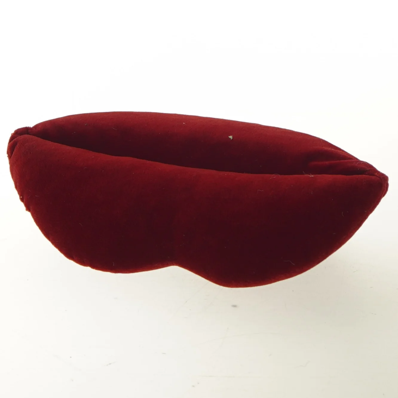 Rød dekorationspude i form af læber (str. 20x12 cm)