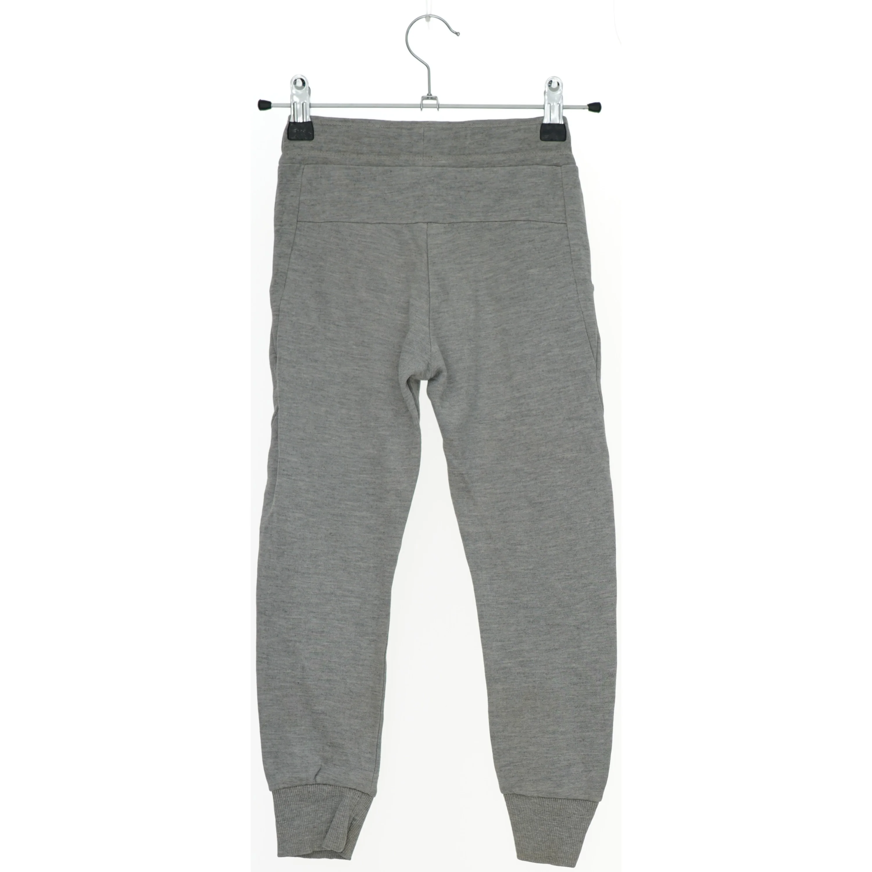 Grå sweatpants med snøre fra Basic needs (str. 110)
