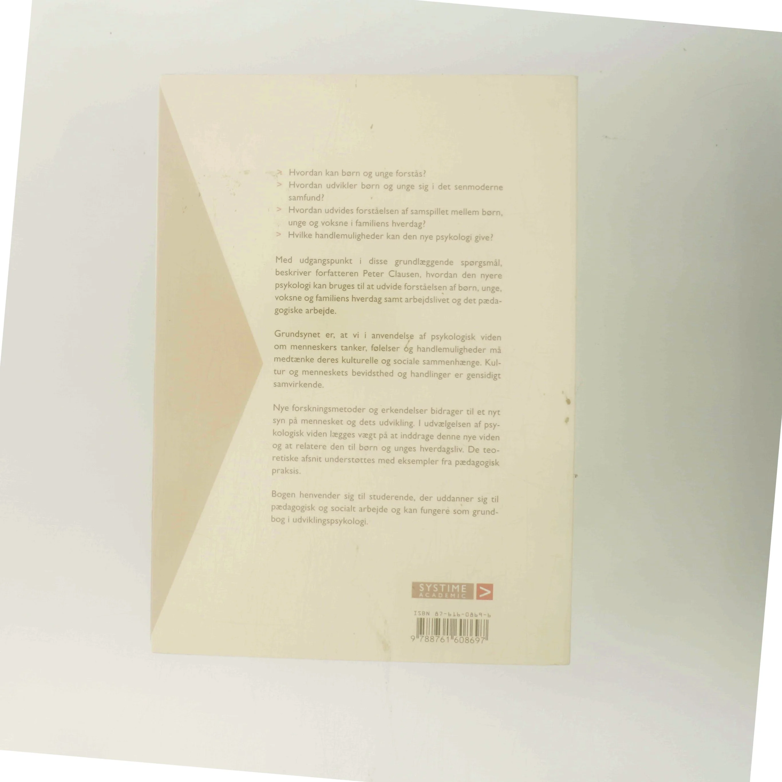 Anvendelse af nyere psykologi : børn og unges vilkår og udvikling i det senmoderne samfund af Peter Clausen (f. 1939) (Bog)