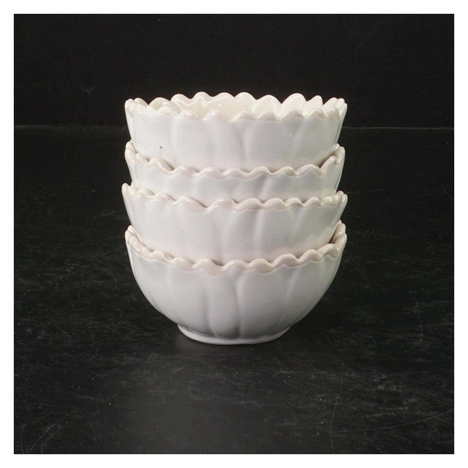 Hvide porcelænsskåle fra Søstrene Grene (str. Ø. 8 cm. 4 styk)