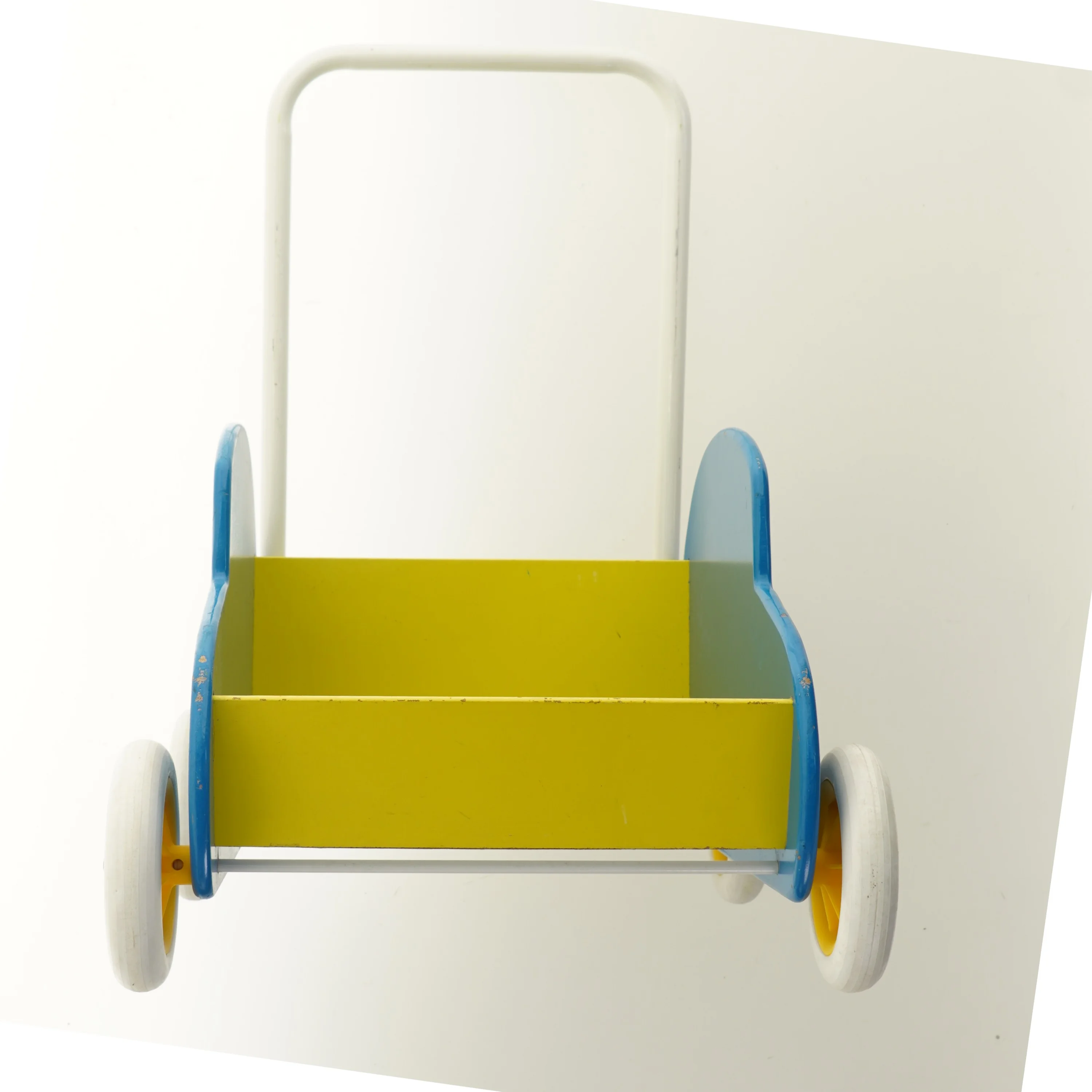 Gåvogn i form af bil (str. 27x42x34 cm)