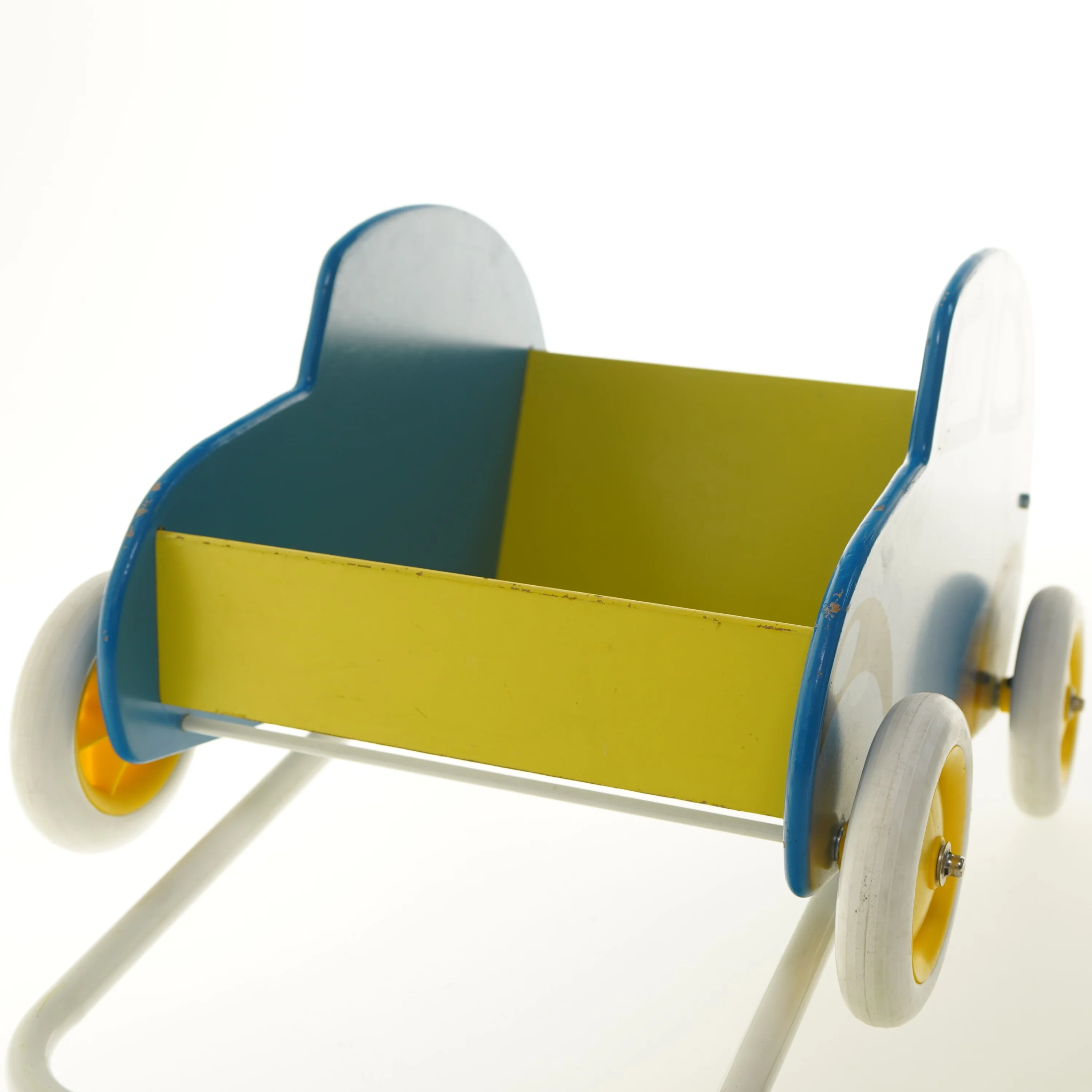 Gåvogn i form af bil (str. 27x42x34 cm)