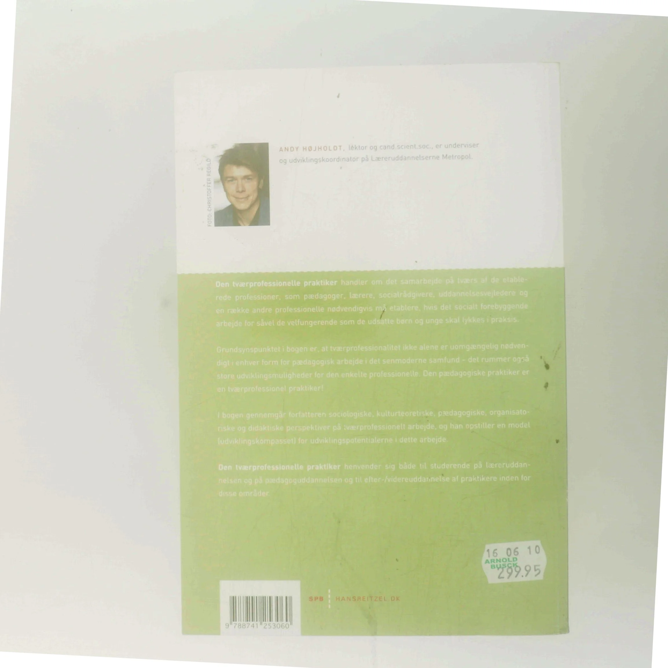 Den tværprofessionelle praktiker : om udvikling af tværprofessionelt pædagogisk arbejde af Andy Højholdt (Bog)