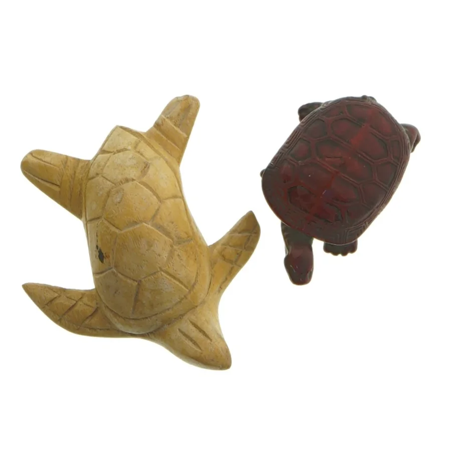 Træskulpturer af havskildpadde og landskildpadde (str. 7 cm. og 4 cm)