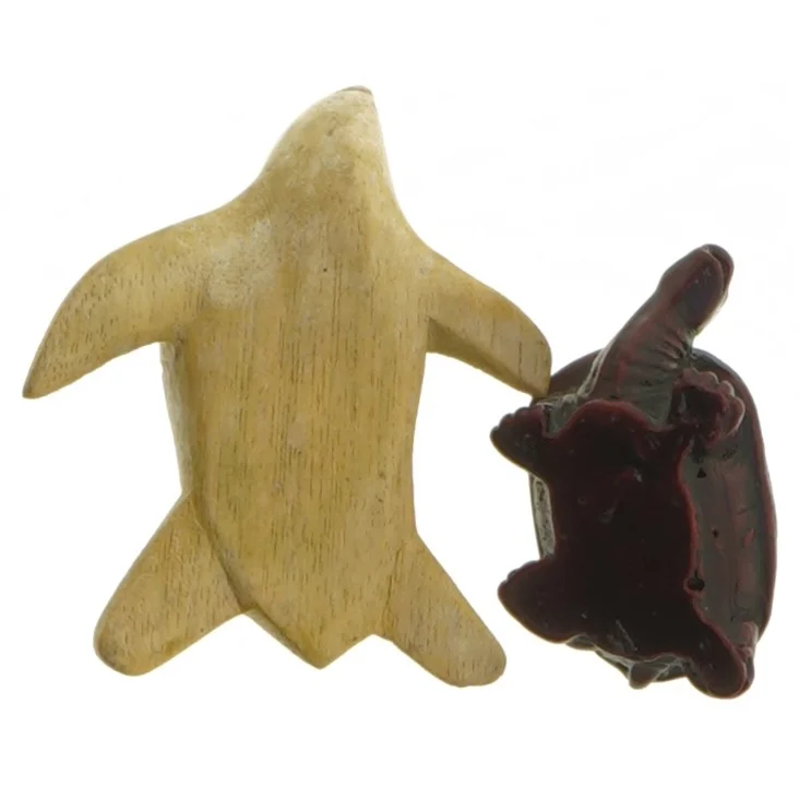 Træskulpturer af havskildpadde og landskildpadde (str. 7 cm. og 4 cm)