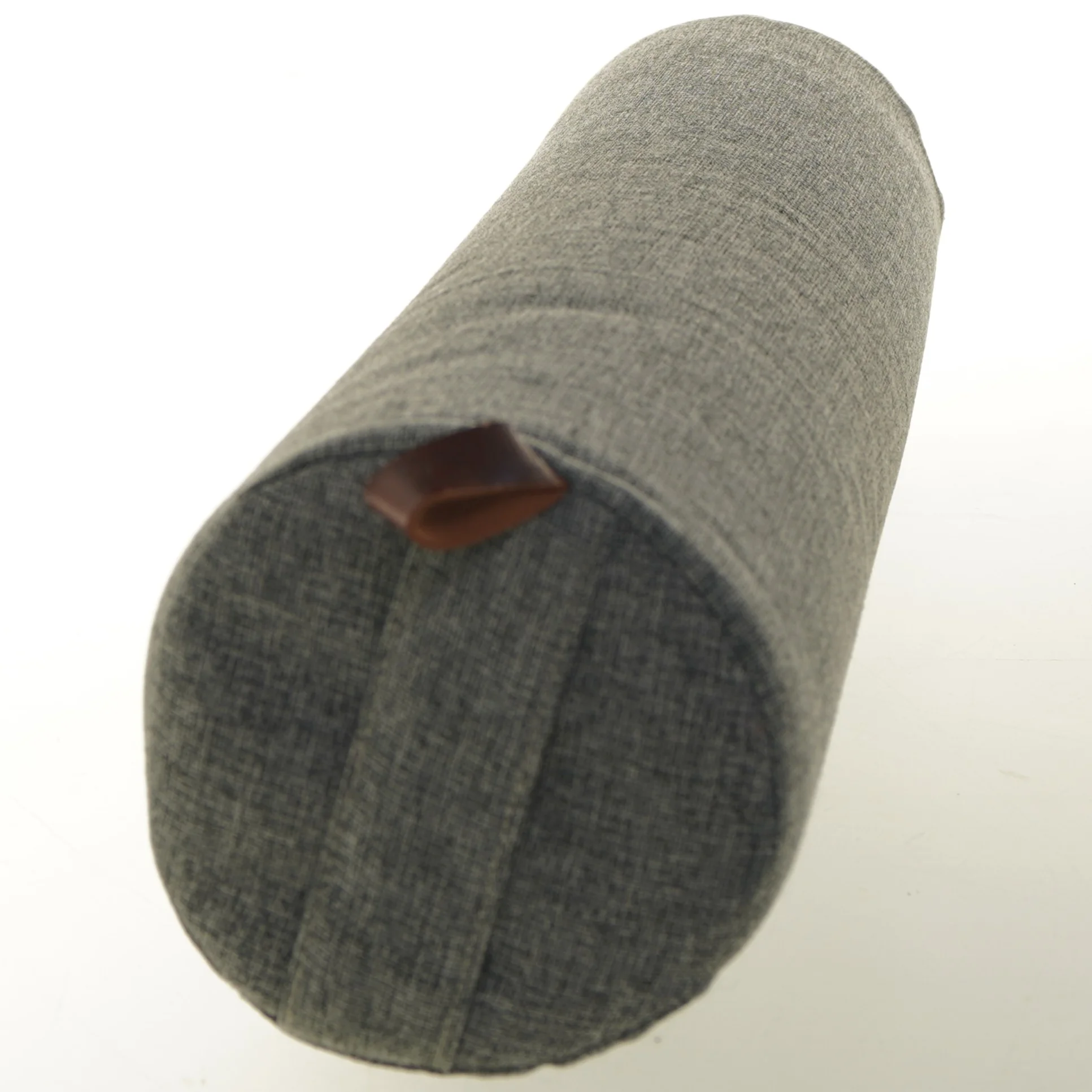 Grå pøllepude fra Living (str. Ø 14x59 cm)