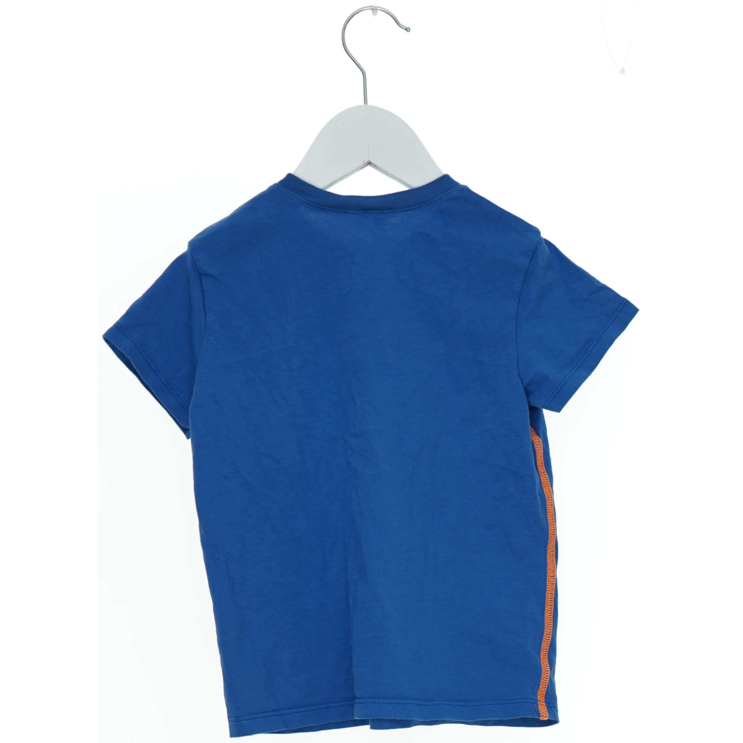 Blå t-shirt med motiv fra United Colors of BenettonColors Of Benetton (str. 104) fra United Colors Of Benetton (str. 104)