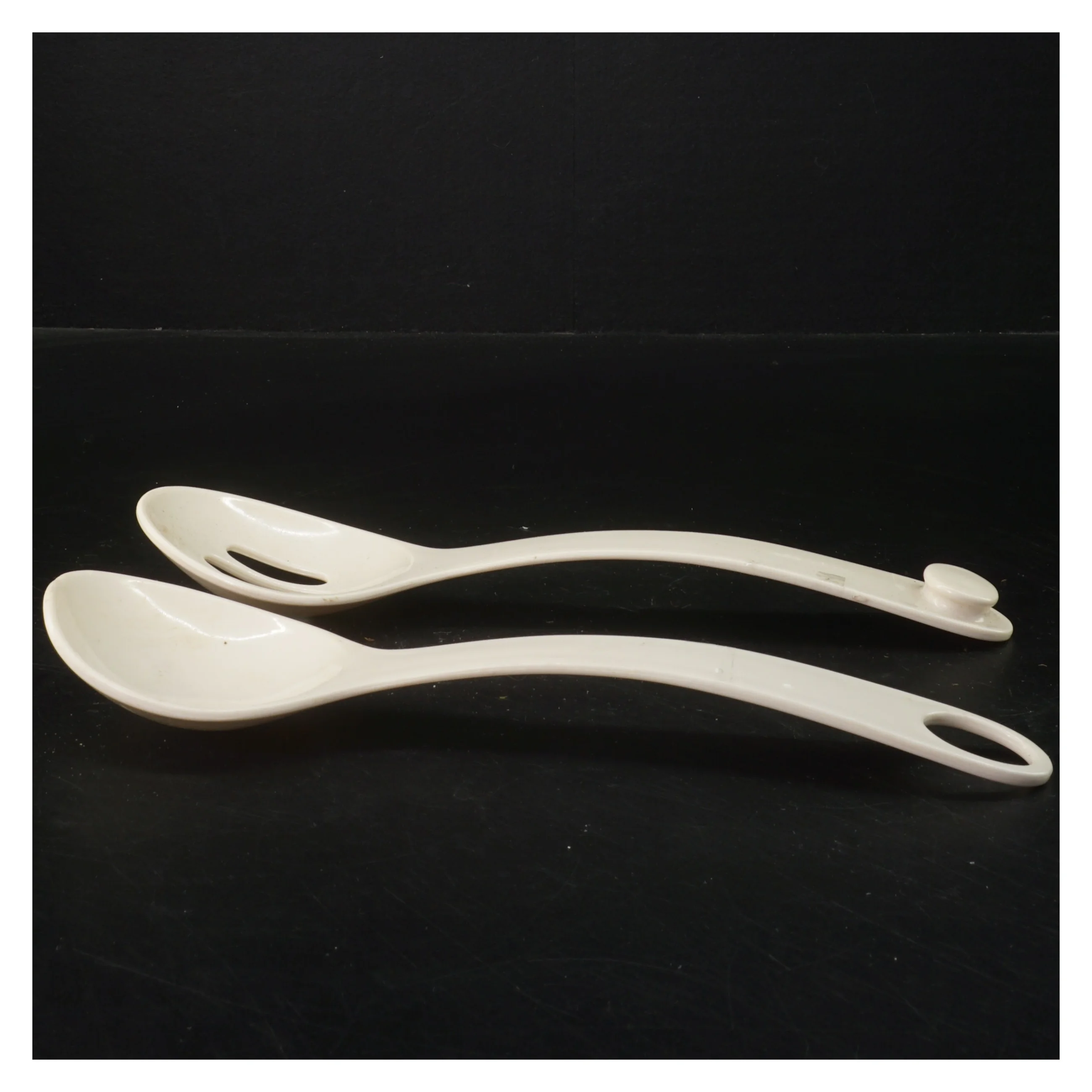 Plastik serveringssæt med ske og hulske (str. 24x7 cm)