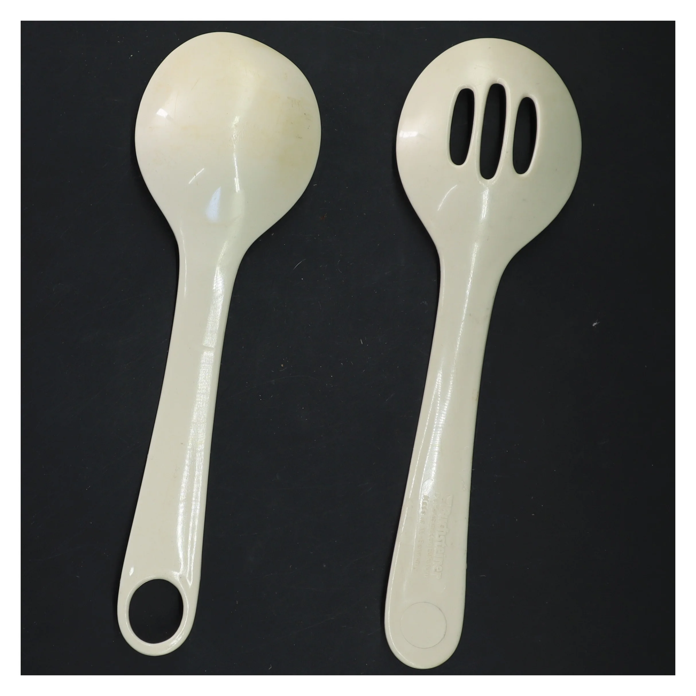 Plastik serveringssæt med ske og hulske (str. 24x7 cm)