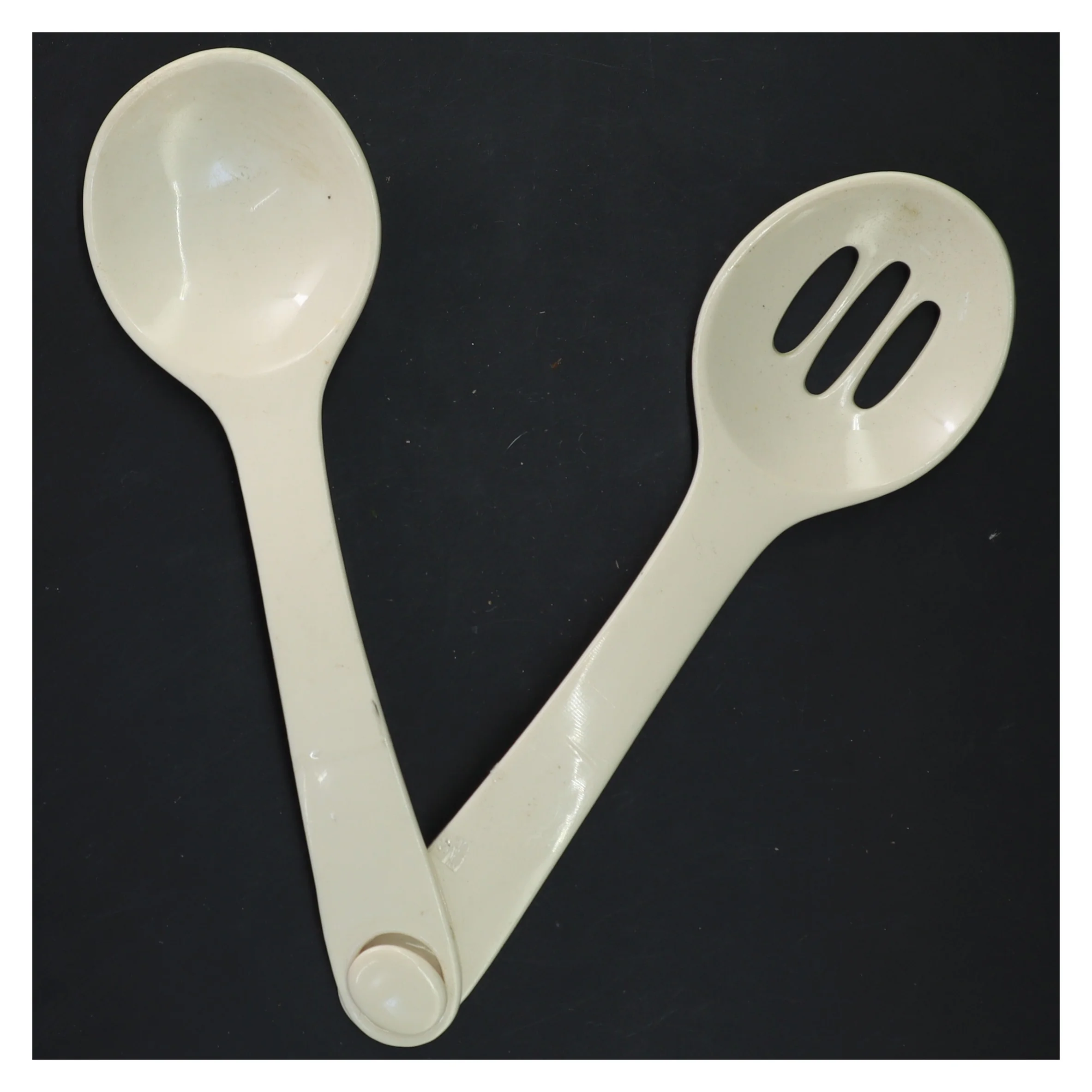 Plastik serveringssæt med ske og hulske (str. 24x7 cm)