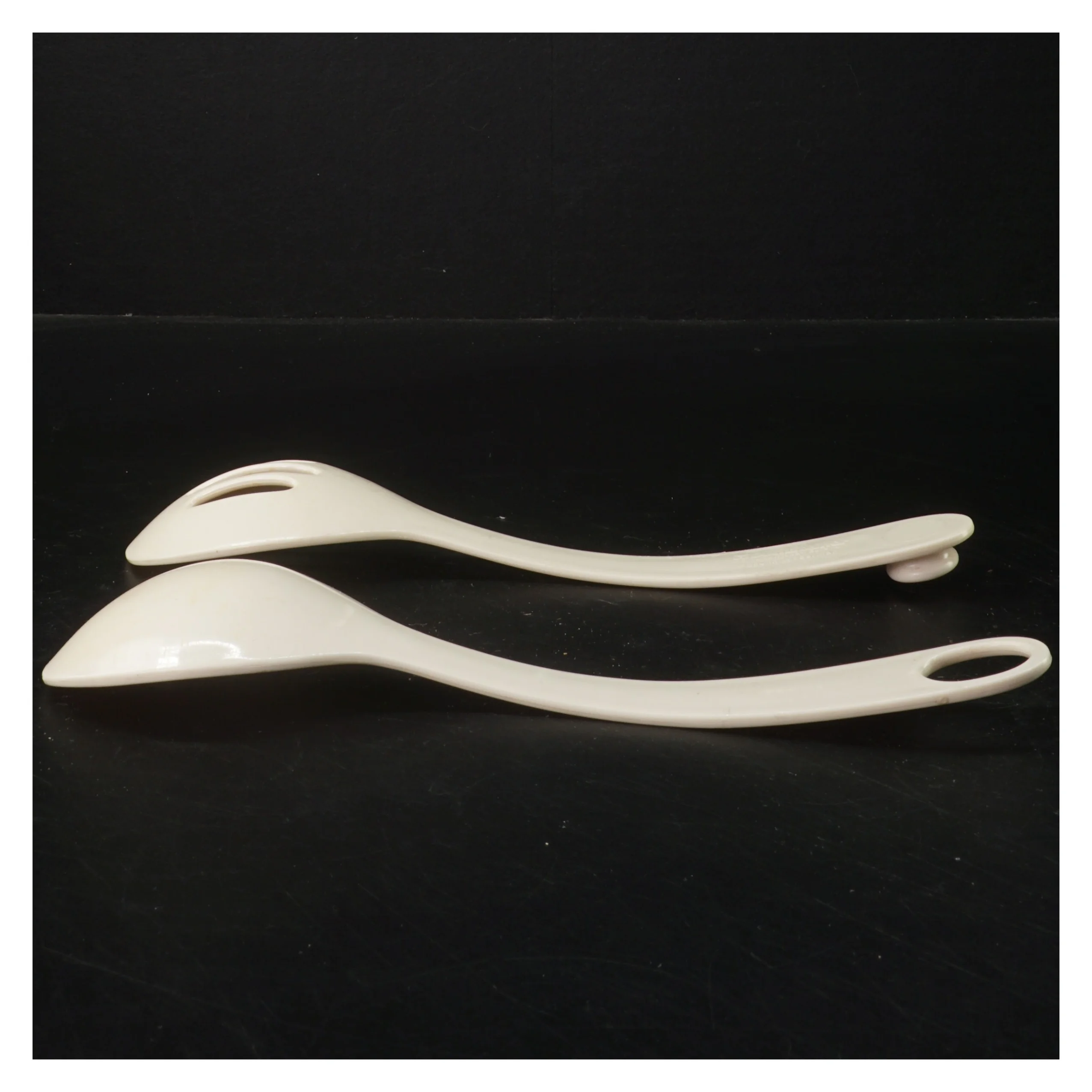 Plastik serveringssæt med ske og hulske (str. 24x7 cm)