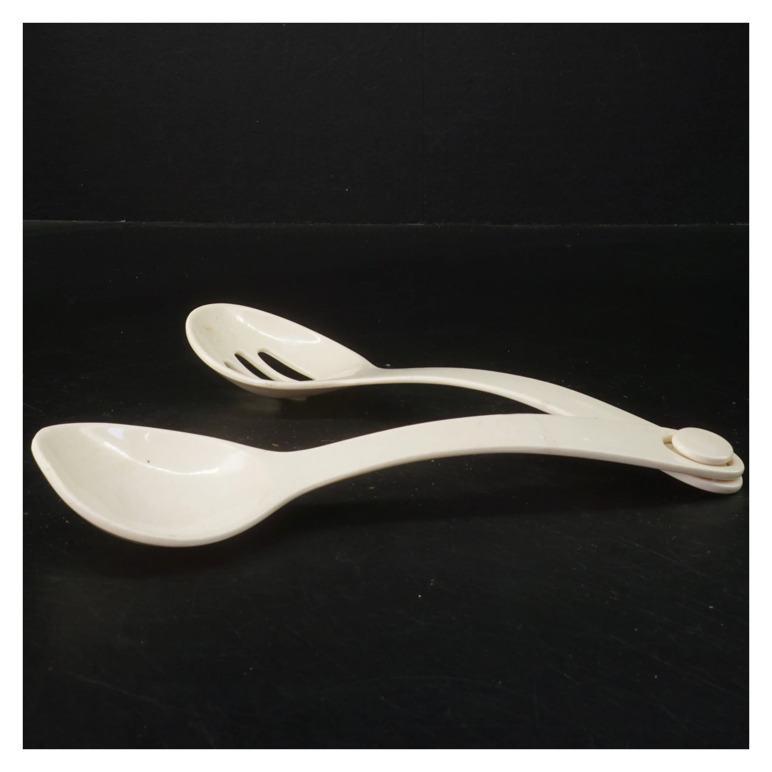 Plastik serveringssæt med ske og hulske (str. 24x7 cm)