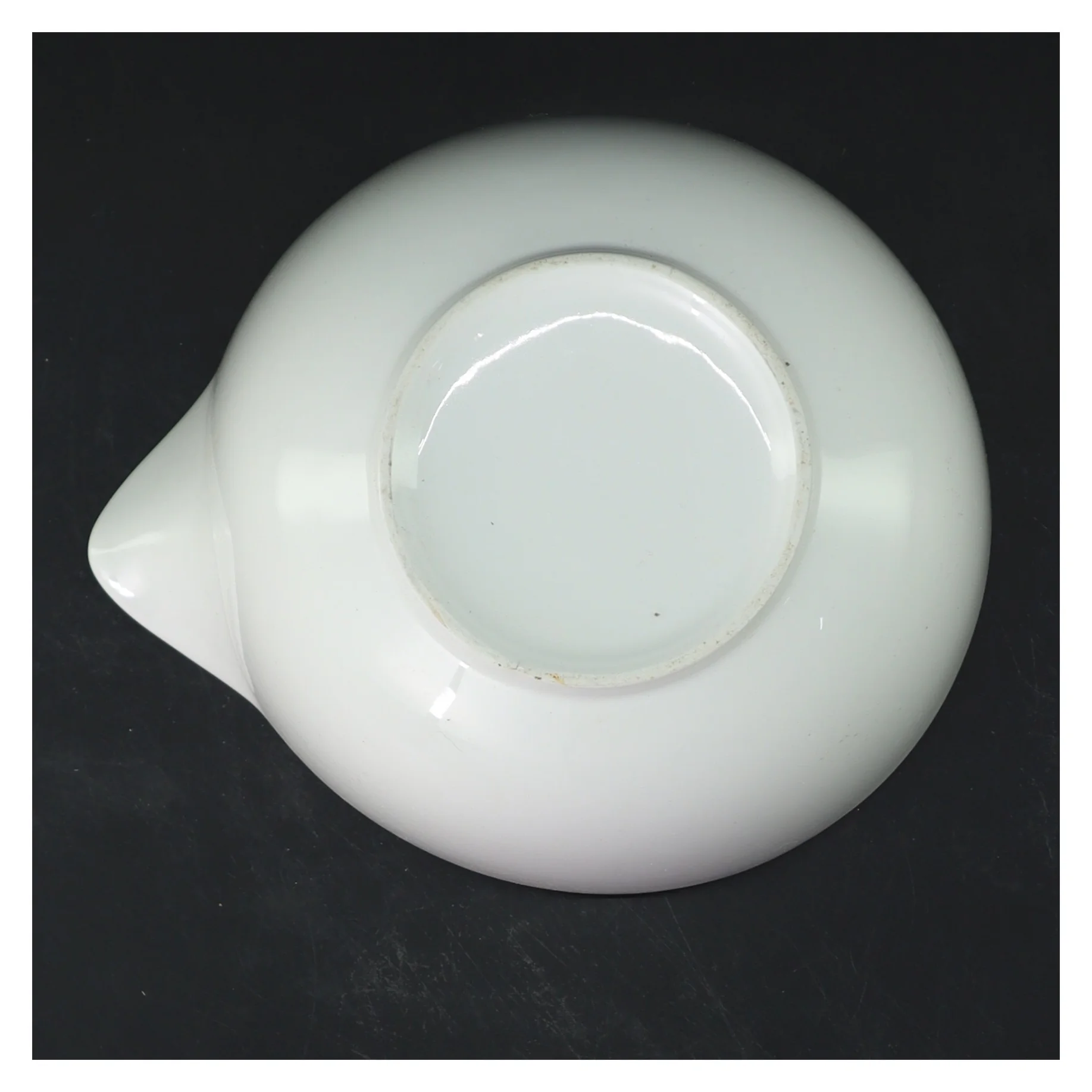 Hvid skål med hældetud (str. Ø 14,5 cm)