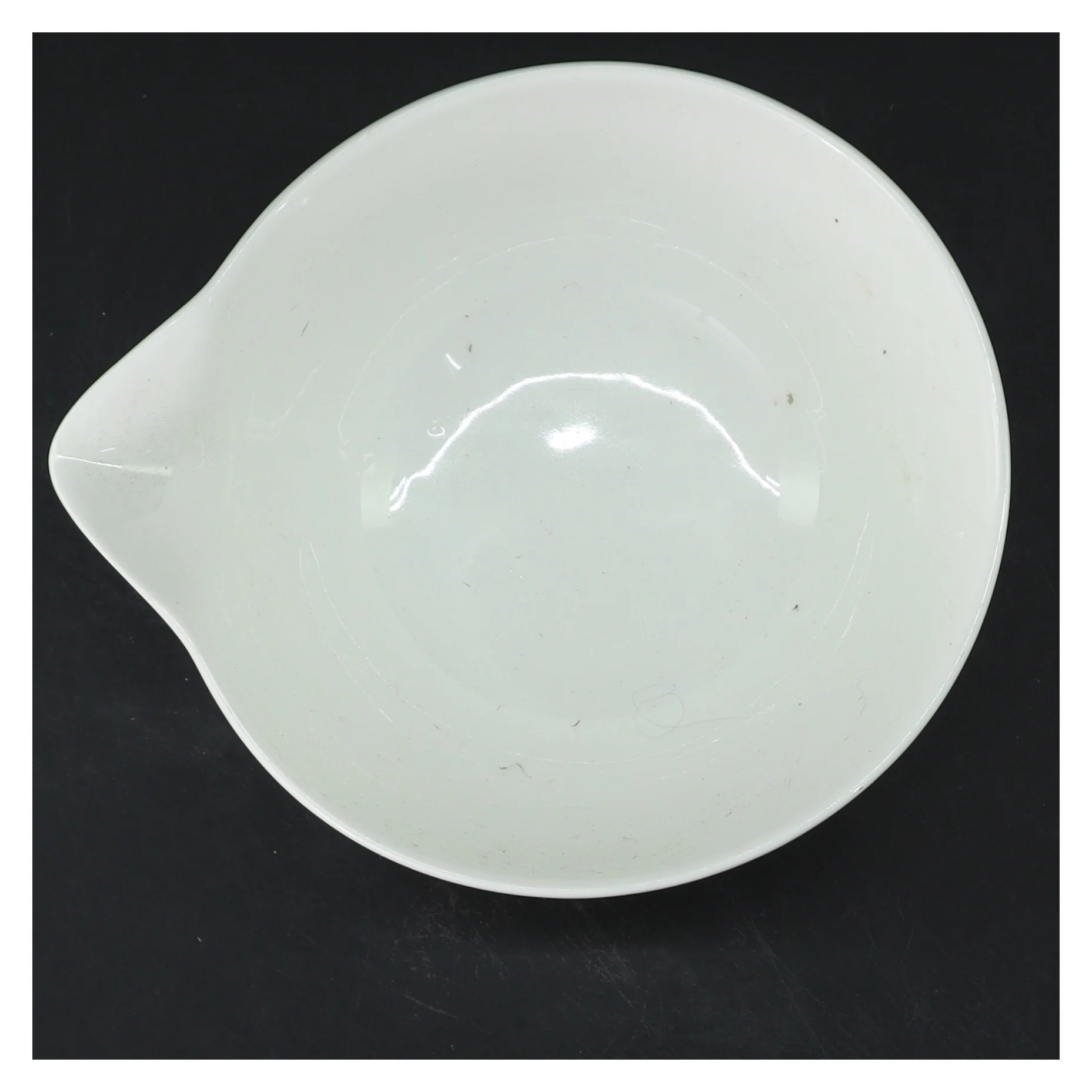 Hvid skål med hældetud (str. Ø 14,5 cm)