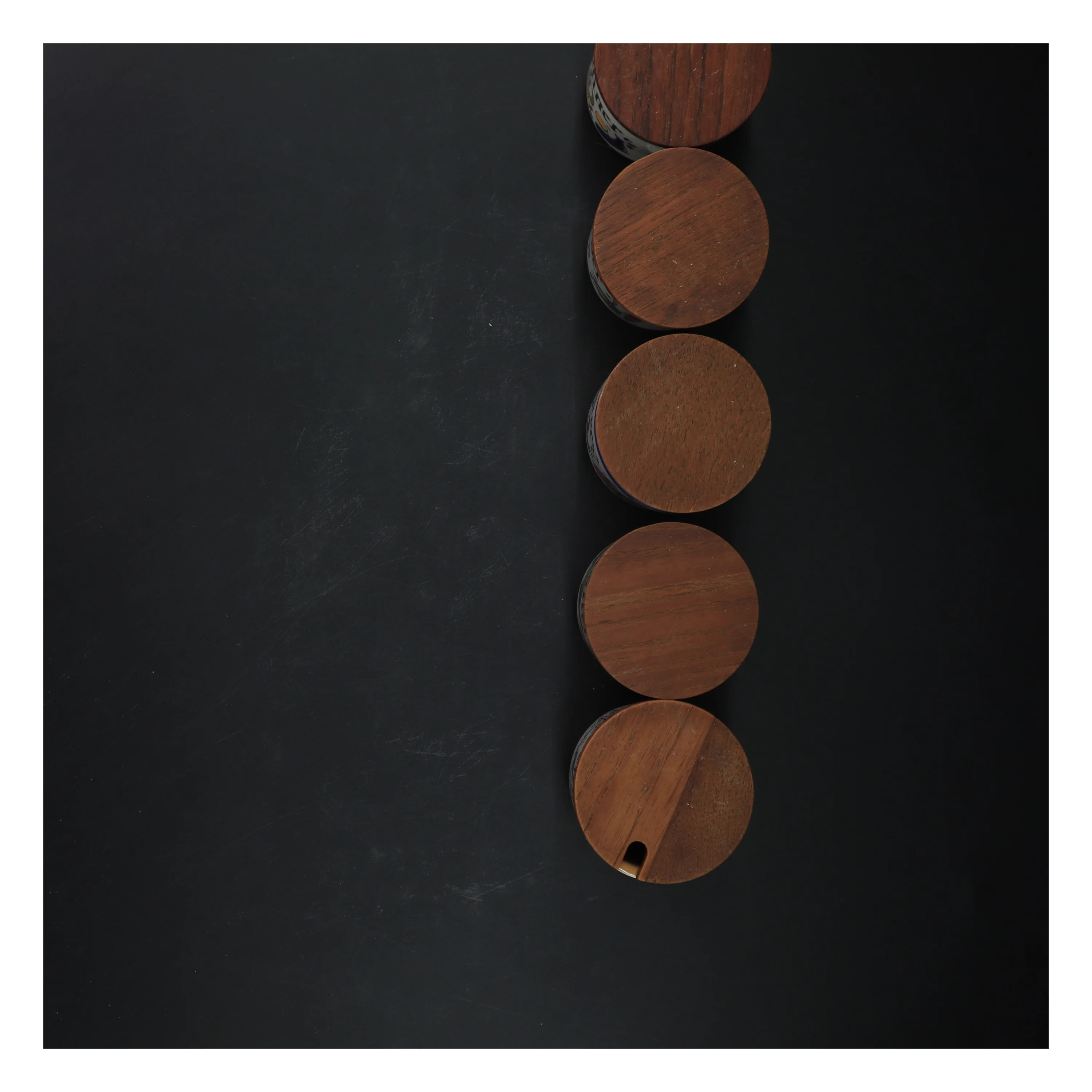 Sæt af 5 krydderikrukker med låg fra Knabstrup (str. 5 styk, 7,5 cm)