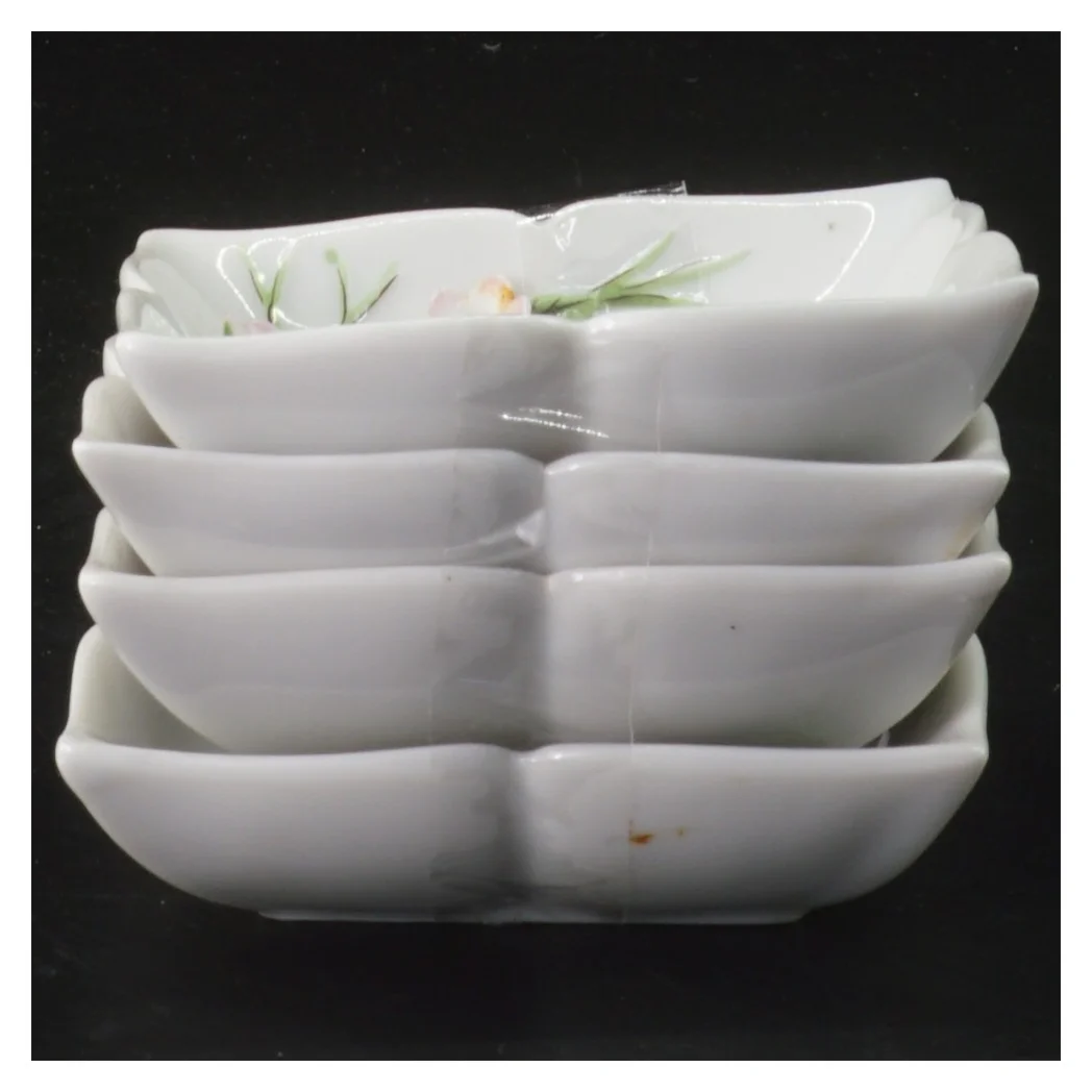 Sæt med 4 nye tsmå porcelænsskåle (str. 4 stk 7,5x8,5 cm)til f.eks sushi