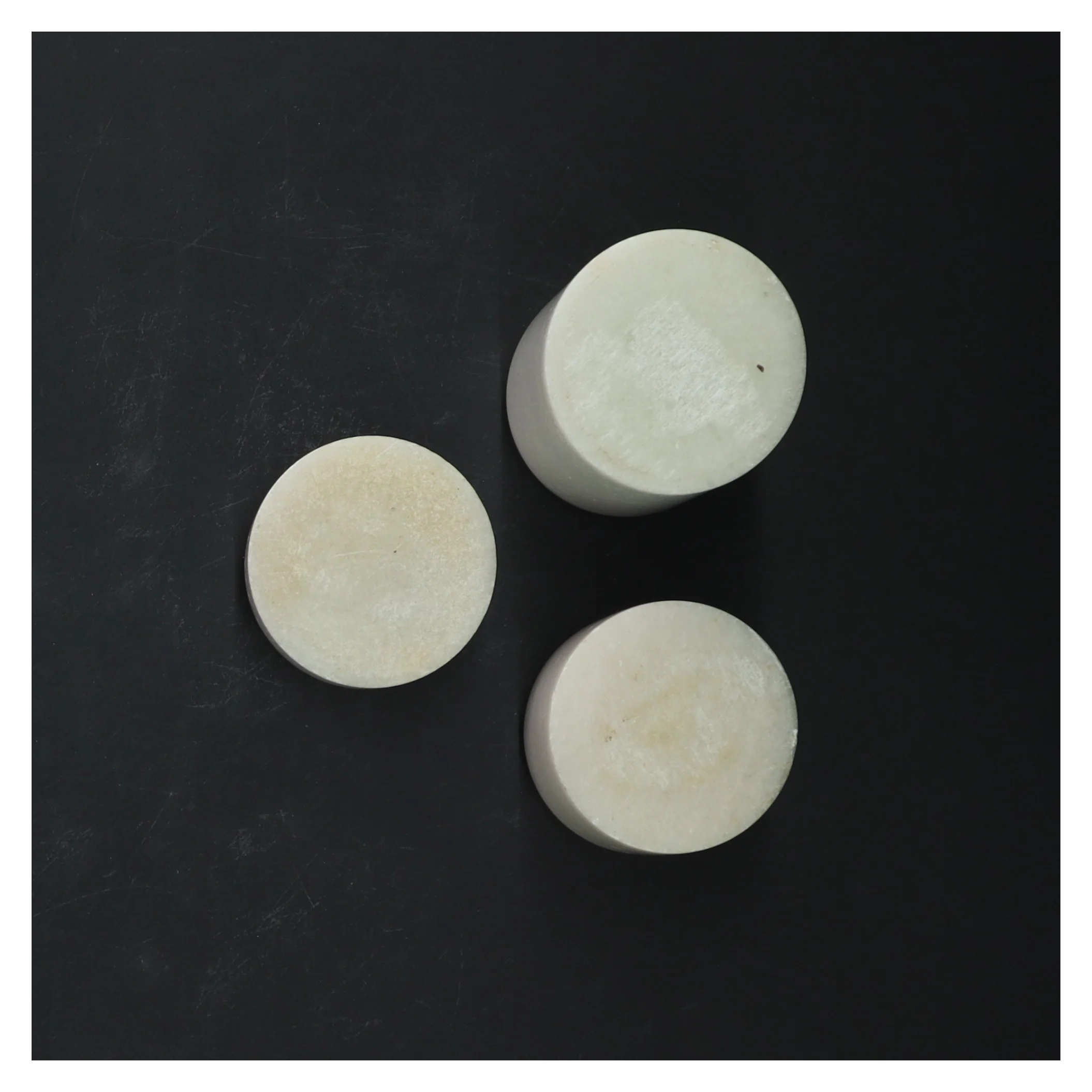 Sæt med tre hvide lysestager i marmor (str. 7,5, 5 og 2,5 cm)