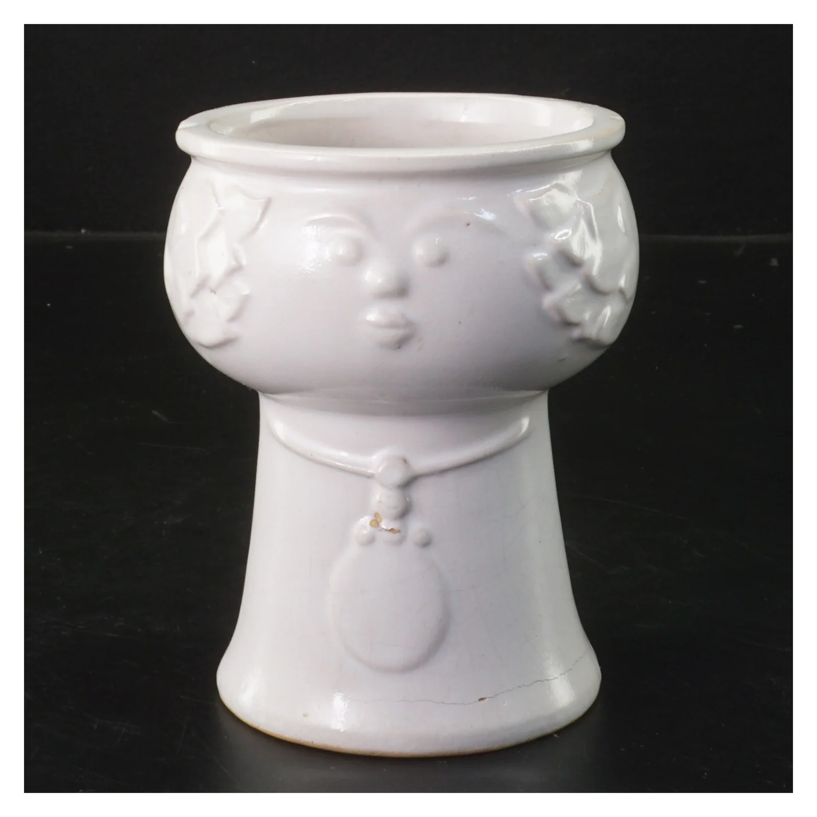 Hvid keramisk vase med ansigtsmotiv (str. Ø 9 cm længde 12 cm)fra w. Germany