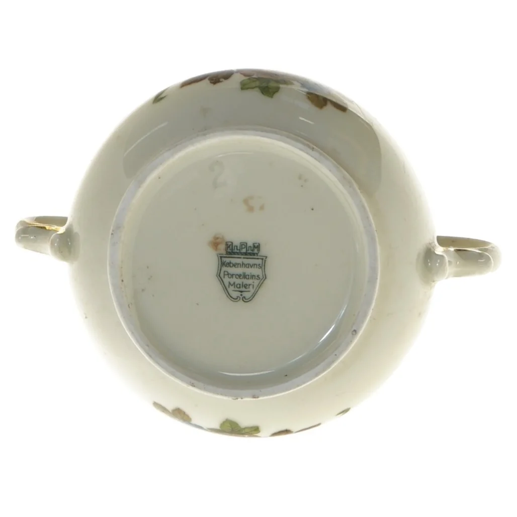 Porcelæn sukkerskål med blomsterdesign rosenborg ogfra Københavns Porcelains Maleri (str. Ø 12 cm)