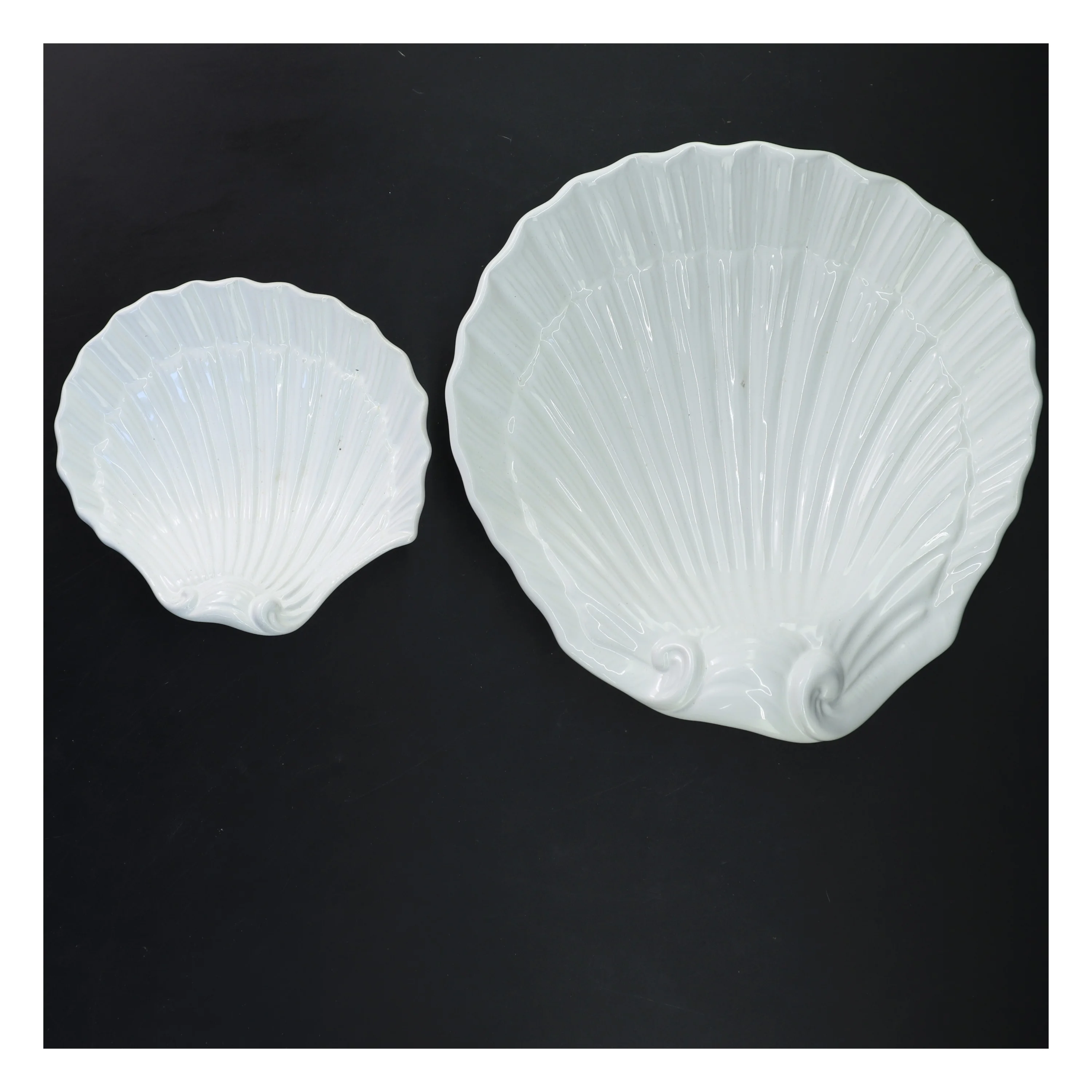 Muslingeskals formede serveringsfade (str. 24x23x5&16x14x4 cm)