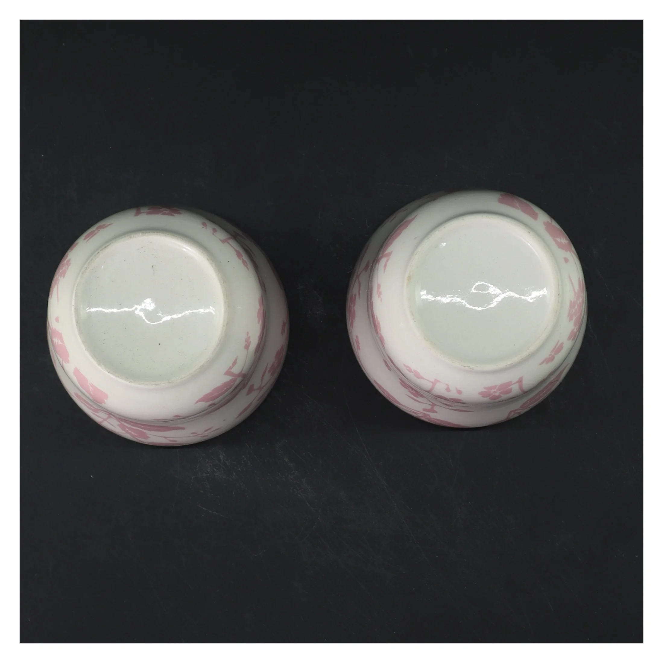 Sæt af 2 porcelænskrus med blomstermønster (str. Ø 9 cm længde 10 cm)