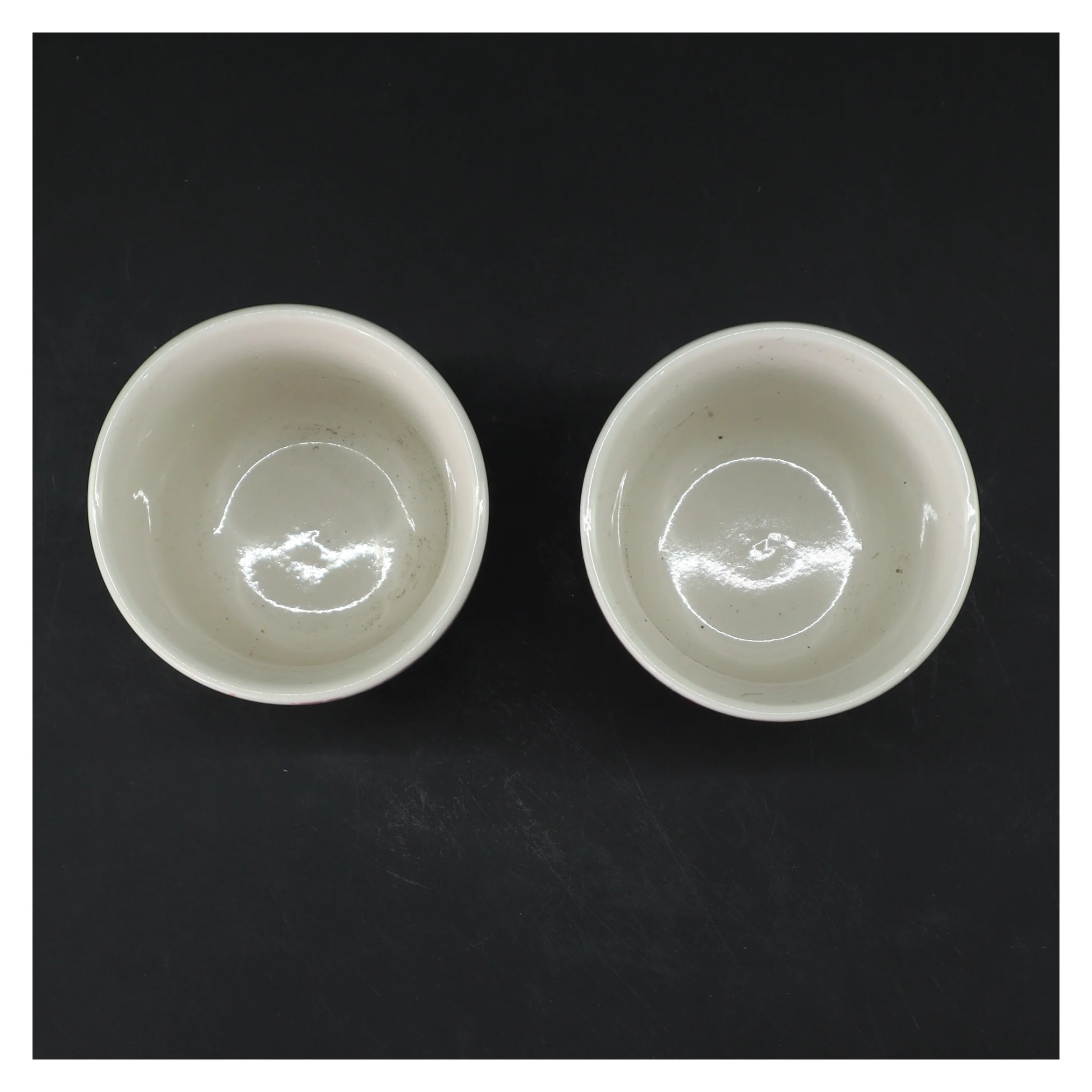 Sæt af 2 porcelænskrus med blomstermønster (str. Ø 9 cm længde 10 cm)