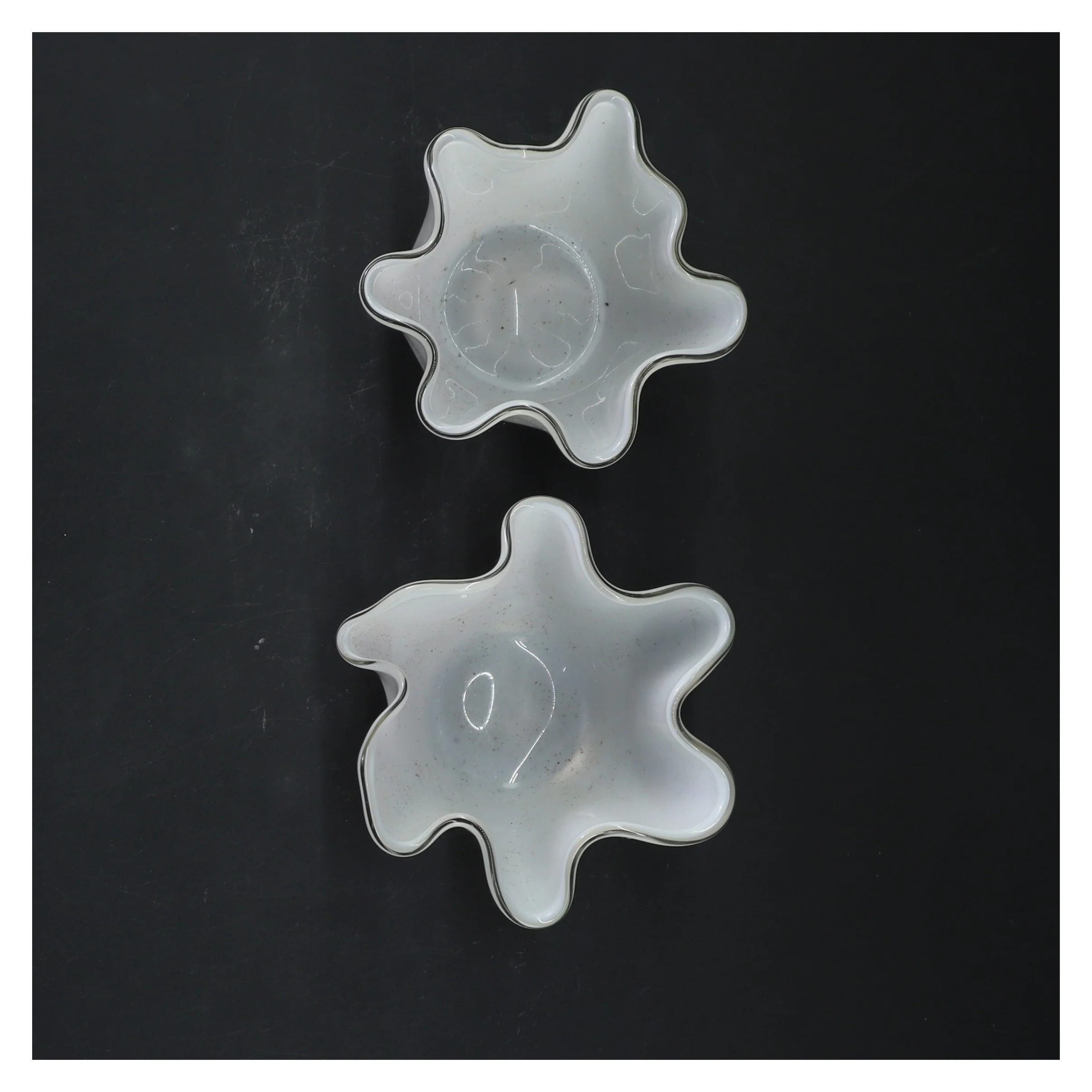 Hvide vaser/lysestager(str. 2 styk, 10x8 cm)