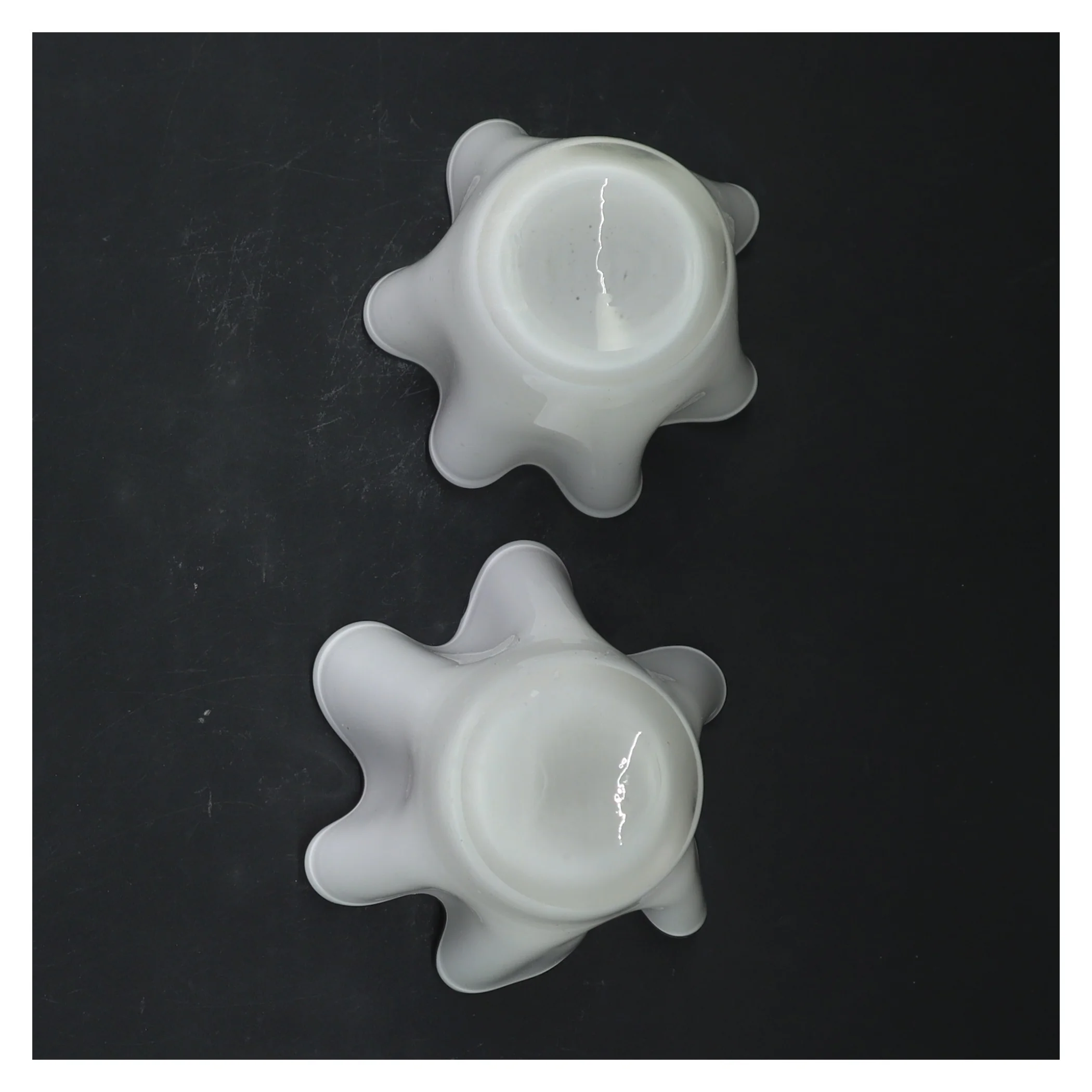 Hvide vaser/lysestager(str. 2 styk, 10x8 cm)