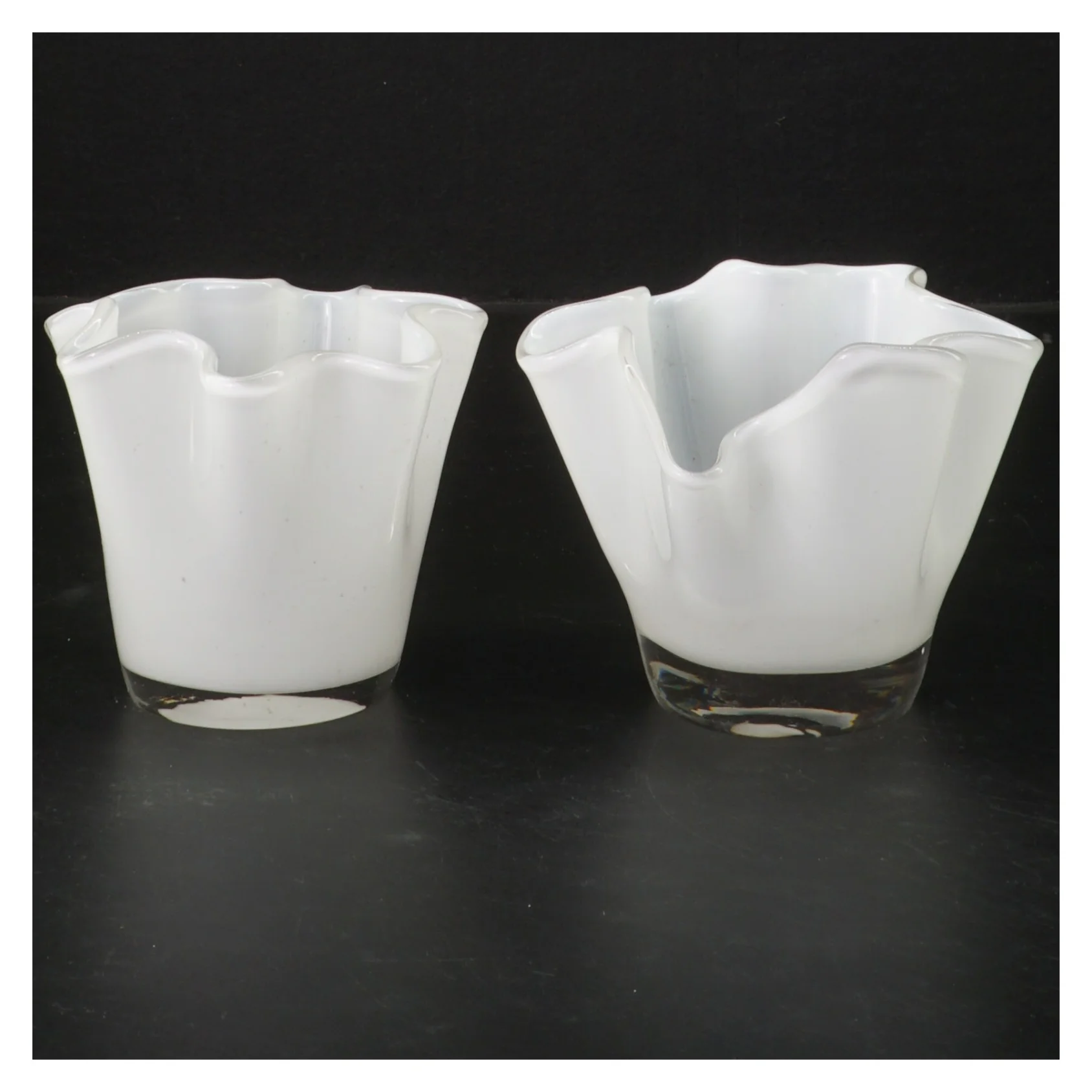 Hvide vaser/lysestager(str. 2 styk, 10x8 cm)