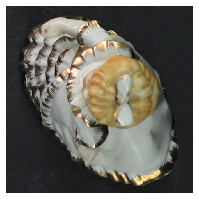 Porcelænsfigur af pige i kjole (str. 12 cm)