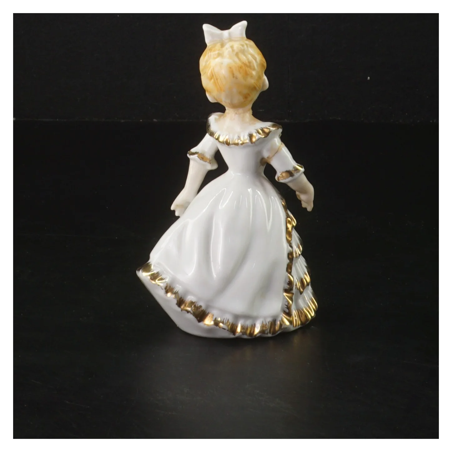 Porcelænsfigur af pige i kjole (str. 12 cm)