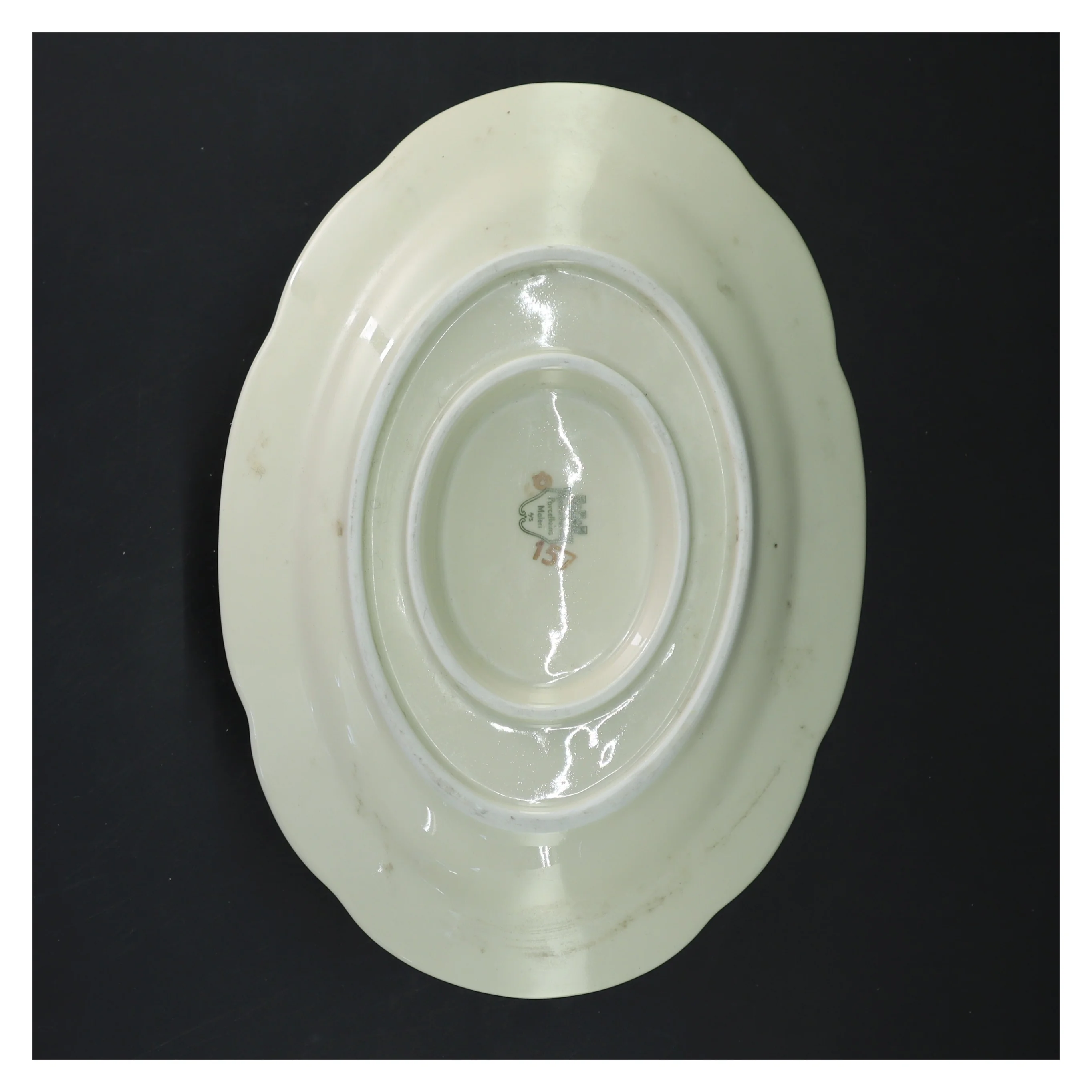 Porcelæns saucekande med tallerken fra Københavns Porcellains Maleri (str. 25x10x18 cm)