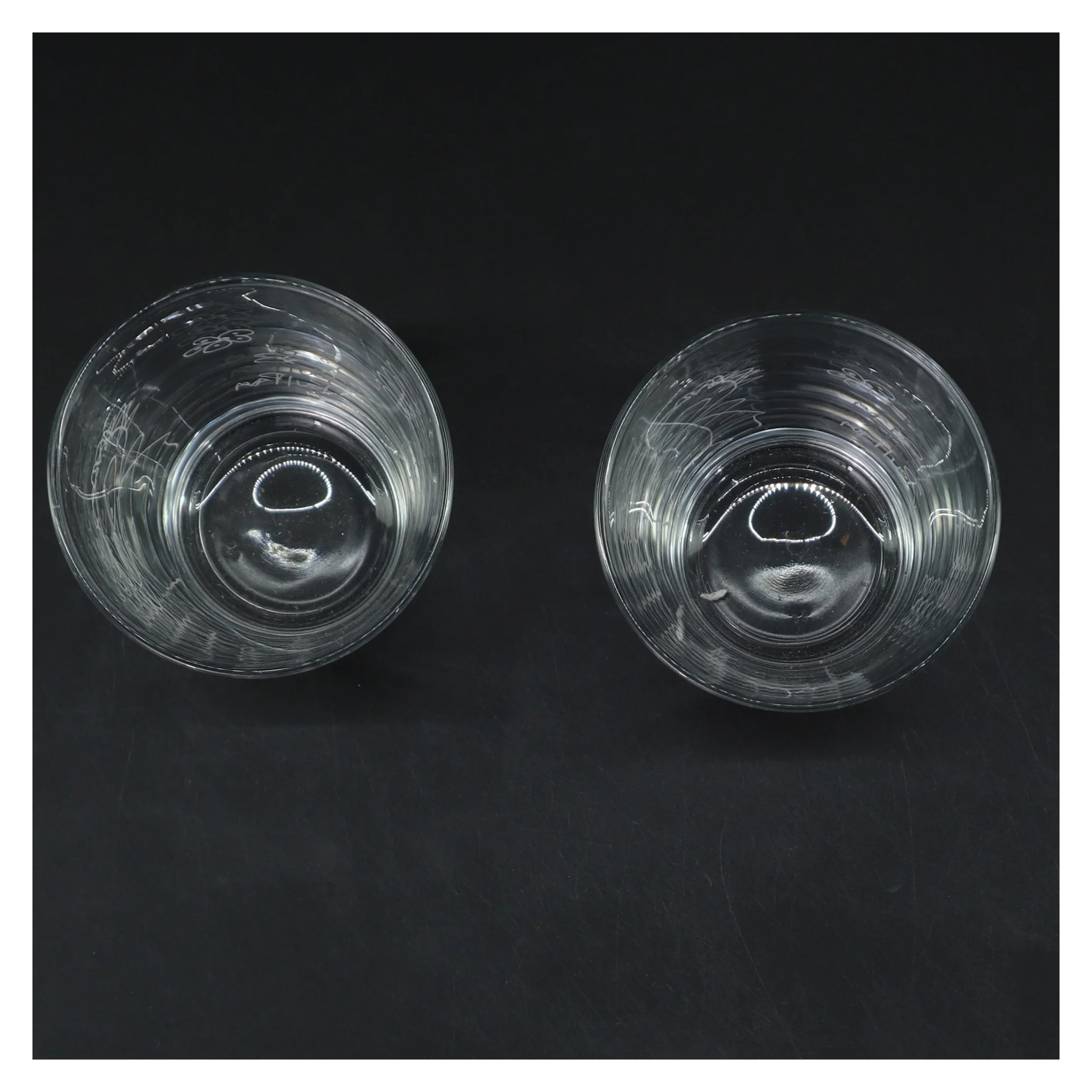 To glas med tegning (str. 2 stk Ø 8,5 cm højde 9 cm)